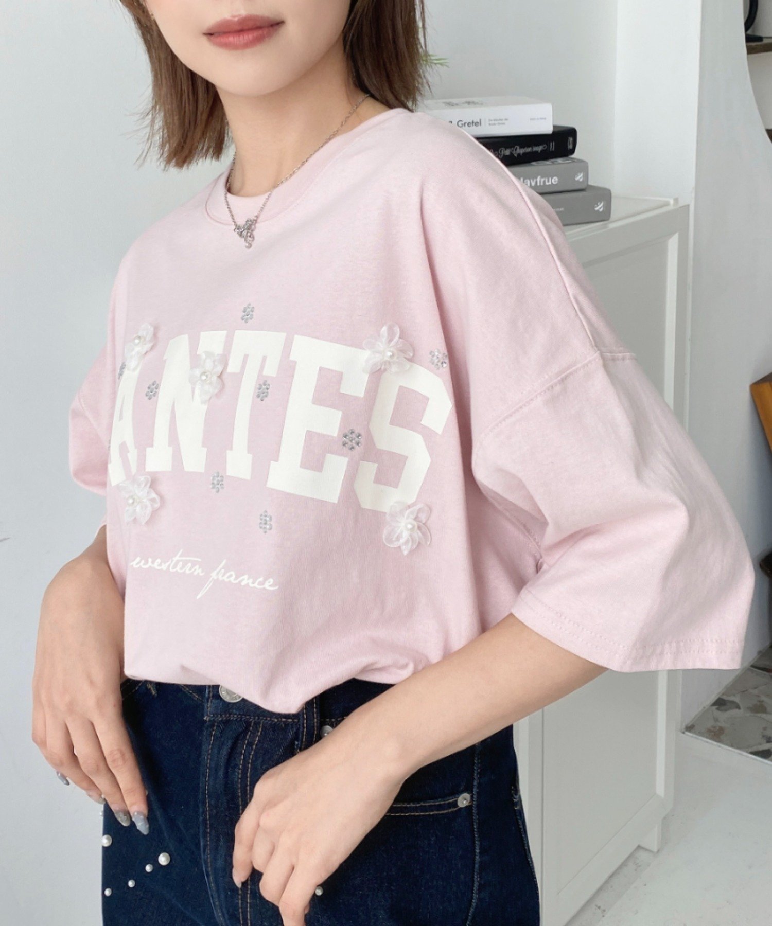 【モーメントプラス/moment+ / MEN】のビジュー フラワーモチーフ付きカレッジロゴプリントTシャツ インテリア・キッズ・メンズ・レディースファッション・服の通販 founy(ファニー) 　ファッション　Fashion　メンズファッション　Fashion for Men　イエロー　Yellow　インナー　Innerwear　春　Spring　ショート　Short, Short Length　シンプル　Simple, Minimal　スラックス　Slacks, Dress Pants　デニム　Denim, Jeans Material　トレンド　Trend, Trending Now　定番　Standard, Basic Item　ビジュー　Bijou, Jewel-like Accent　ビスチェ　Bustier, Corset Top　フラワー　Flower, Floral　プリント　Print, Printed Pattern　ベーシック　Basic, Essential　モチーフ　Motif, Design Theme　S/S・春夏　SS, Spring/Summer, Warm Season　再入荷　Restock / Back in Stock　プチプライス・低価格　Affordable / Budget Price　おすすめ　Recommended / Our Picks　夏　Summer　2025年　2025　2025春夏・S/S　Spring/Summer 2025 SS25　ピンク|ID: prp329100004728621 ipo3291000000034300555