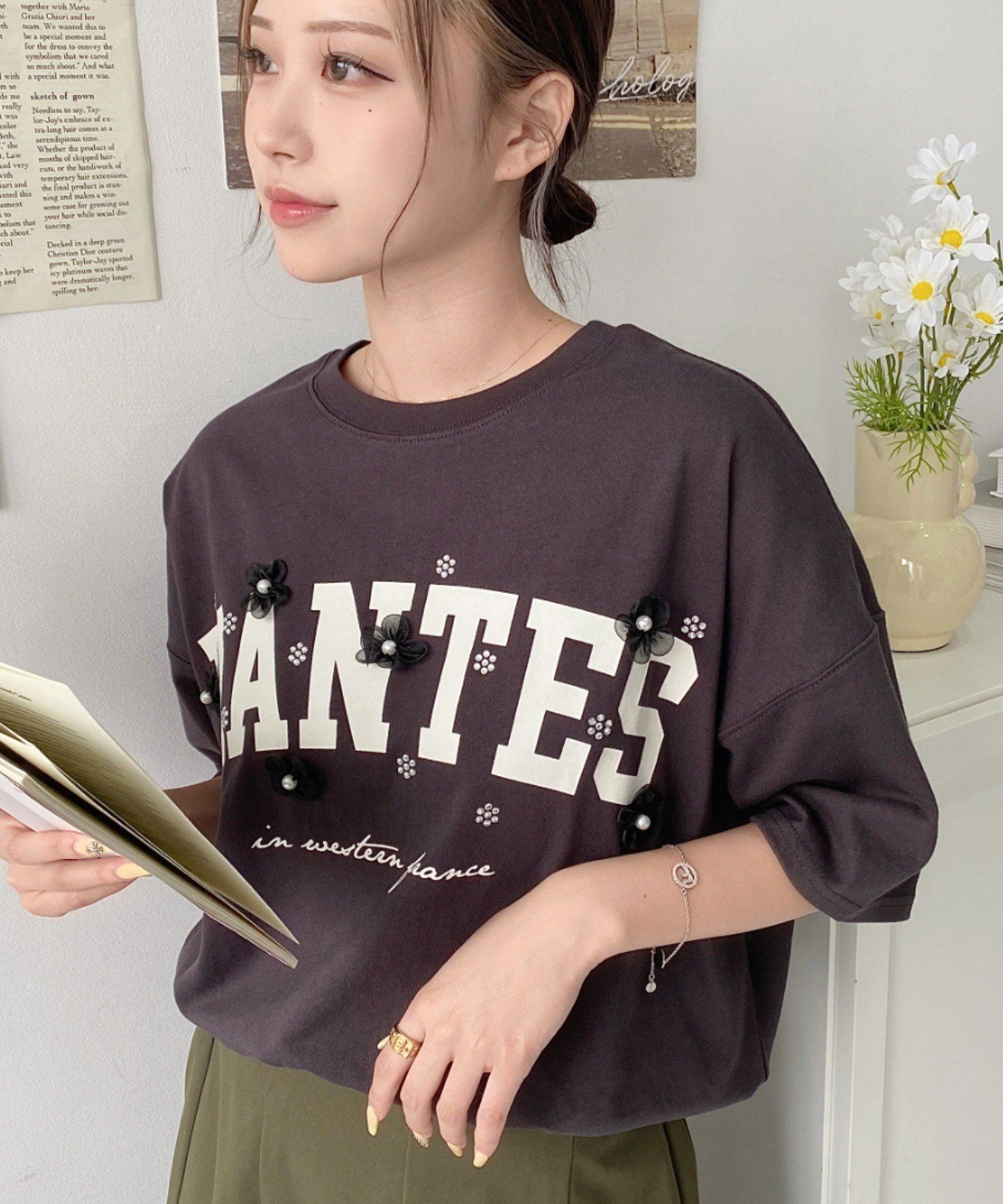 【モーメントプラス/moment+ / MEN】のビジュー フラワーモチーフ付きカレッジロゴプリントTシャツ インテリア・キッズ・メンズ・レディースファッション・服の通販 founy(ファニー) 　ファッション　Fashion　メンズファッション　Fashion for Men　イエロー　Yellow　インナー　Innerwear　春　Spring　ショート　Short, Short Length　シンプル　Simple, Minimal　スラックス　Slacks, Dress Pants　デニム　Denim, Jeans Material　トレンド　Trend, Trending Now　定番　Standard, Basic Item　ビジュー　Bijou, Jewel-like Accent　ビスチェ　Bustier, Corset Top　フラワー　Flower, Floral　プリント　Print, Printed Pattern　ベーシック　Basic, Essential　モチーフ　Motif, Design Theme　S/S・春夏　SS, Spring/Summer, Warm Season　再入荷　Restock / Back in Stock　プチプライス・低価格　Affordable / Budget Price　おすすめ　Recommended / Our Picks　夏　Summer　2025年　2025　2025春夏・S/S　Spring/Summer 2025 SS25　チャコールグレー|ID: prp329100004728621 ipo3291000000034300557