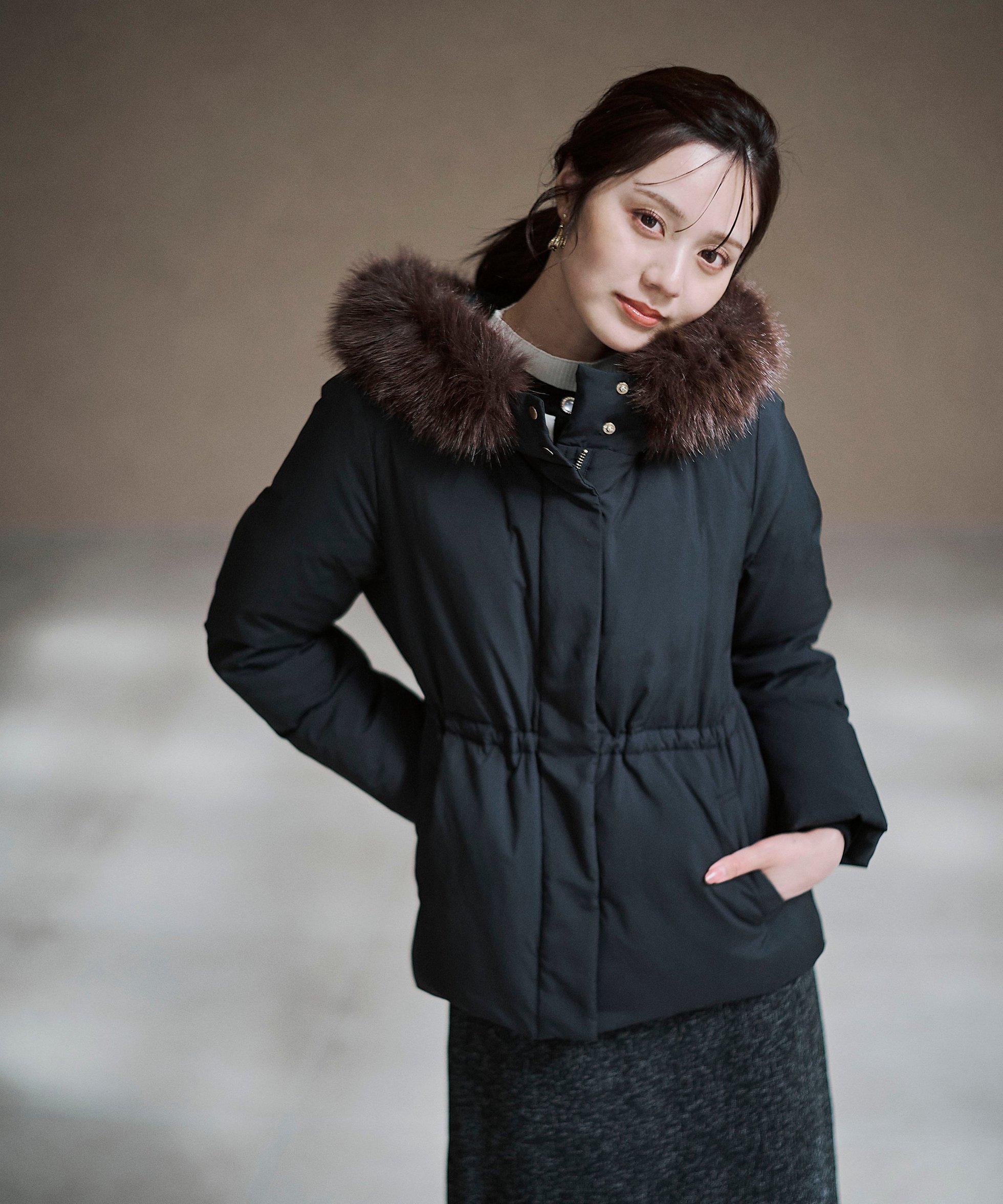 【プロポーション ボディドレッシング/PROPORTION BODY DRESSING】のウエストマークショートダウン 25AW インテリア・キッズ・メンズ・レディースファッション・服の通販 founy(ファニー) ファッション Fashion レディースファッション Fashion for Women 2025年 2025 2025-2026秋冬・A/W Autumn/Winter 2025–26 AW25–26 タフタ Taffeta, Structured Fabric ダウン Down, Puffer トレンド Trend, Trending Now ドローコード Drawcord, Drawstring Cord バランス Balance, Style Balance フィット Fit, Slim Fit フェイクファー Faux Fur, Imitation Fur フェミニン Feminine, Girly フランス France, French 軽量 Lightweight, Ultra Light ブラック|ID: prp329100004728805 ipo3291000000034880571