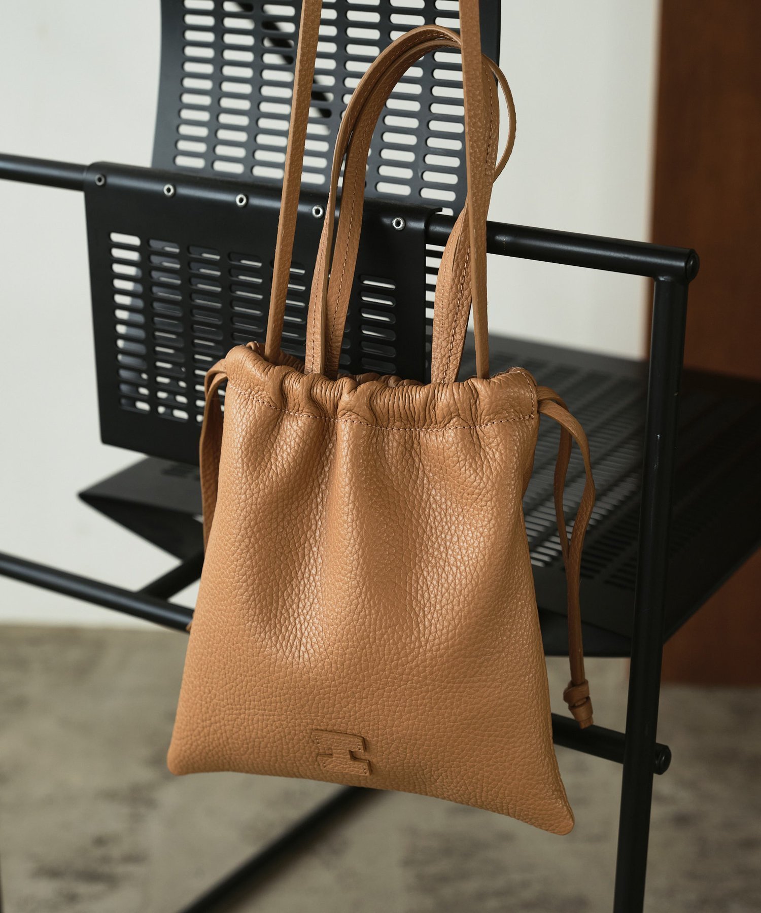 【イアクッチ/IACUCCI】のグラネッロ 2WAYTOTE CERVO インテリア・キッズ・メンズ・レディースファッション・服の通販 founy(ファニー) 　ファッション　Fashion　レディースファッション　Fashion for Women　バッグ　Bags　イエロー　Yellow　春　Spring　コレクション　Collection, Seasonal Line　コンパクト　Compact, Small Size　巾着　Drawstring Bag, Kinchaku　パープル　Purple, Violet　フロント　Front, Front Design　ポーチ　Pouch, Small Case　メタル　Metal, Metal Parts　リップ　Lip, Lip Motif　ワンポイント　One Point, Statement Accent　S/S・春夏　SS, Spring/Summer, Warm Season　夏　Summer　キャメル|ID: prp329100004728916 ipo3291000000034795749