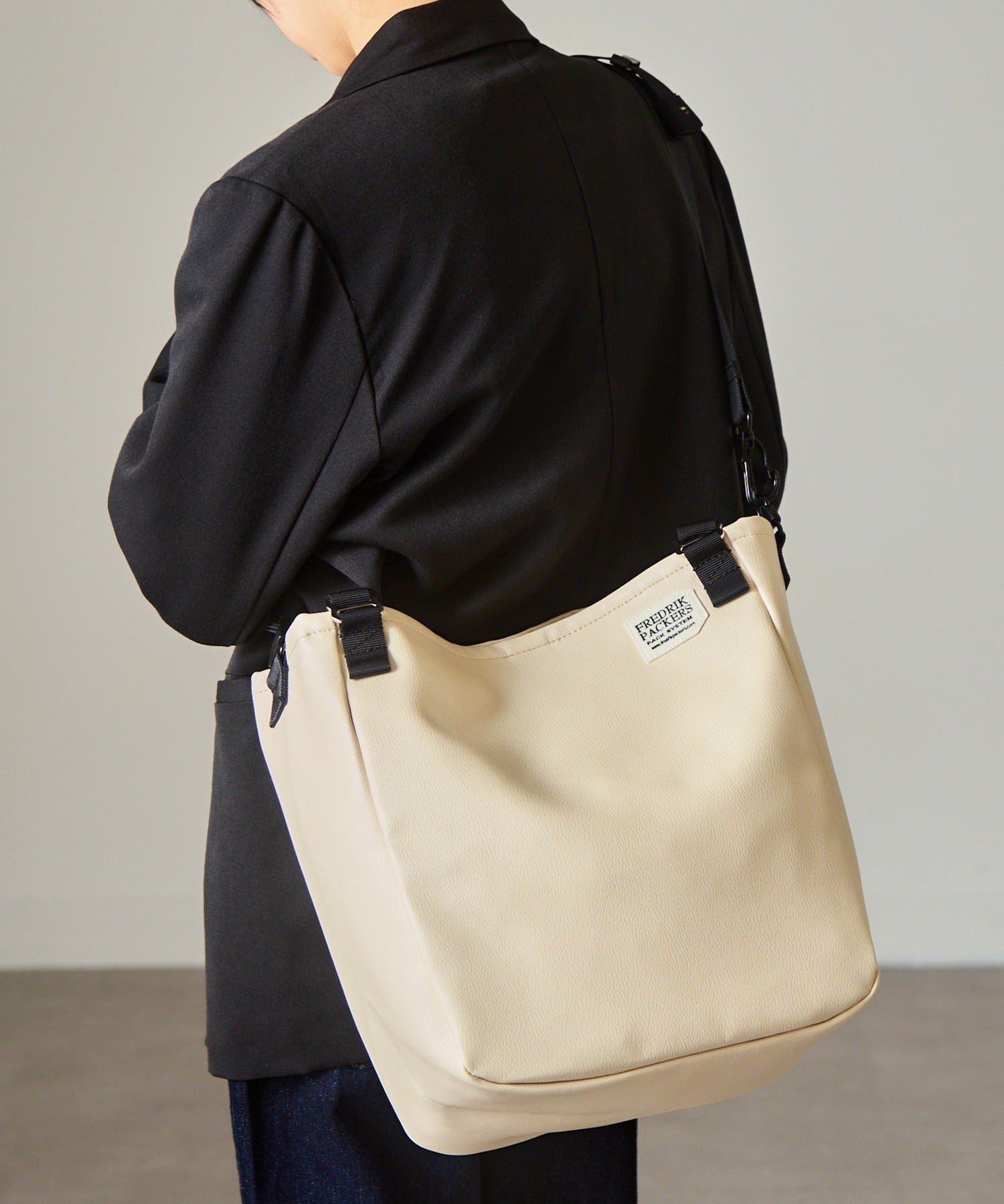 【セットアップセブン/SETUP7】のFREDRIK PACKERS/【SETUP7 別注!】 A4ファイル収納可能!MISSION TOTE S ECO LEATHER ミッショントート エコレザー A4ドキュメントや16inch以下のノートPCが収納可能 フレドリックパッカーズ プレゼント インテリア・キッズ・メンズ・レディースファッション・服の通販 founy(ファニー) 　ファッション　Fashion　レディースファッション　Fashion for Women　セットアップ　Matching Sets　バッグ　Bags　スラックス　Slacks, Dress Pants　セットアップ　Set-Up, Coordinated Outfit　チェック　Check, Plaid, Tartan　ティアードワンピース　Tiered Dress, Flared Dress　トレンド　Trend, Trending Now　人気　Popular, Best Seller　プリーツ　Pleats, Pleated　別注　Limited Edition, Custom Order　マーメイド　Mermaid, Fishtail Silhouette　再入荷　Restock / Back in Stock　送料無料　Free Shipping　エレガント 上品　Elegant　スマホショルダーバッグ　Smartphone Shoulder Bag　ビジネス 仕事 通勤　Business / Work / Commuting　IVR|ID: prp329100004728962 ipo3291000000034164567