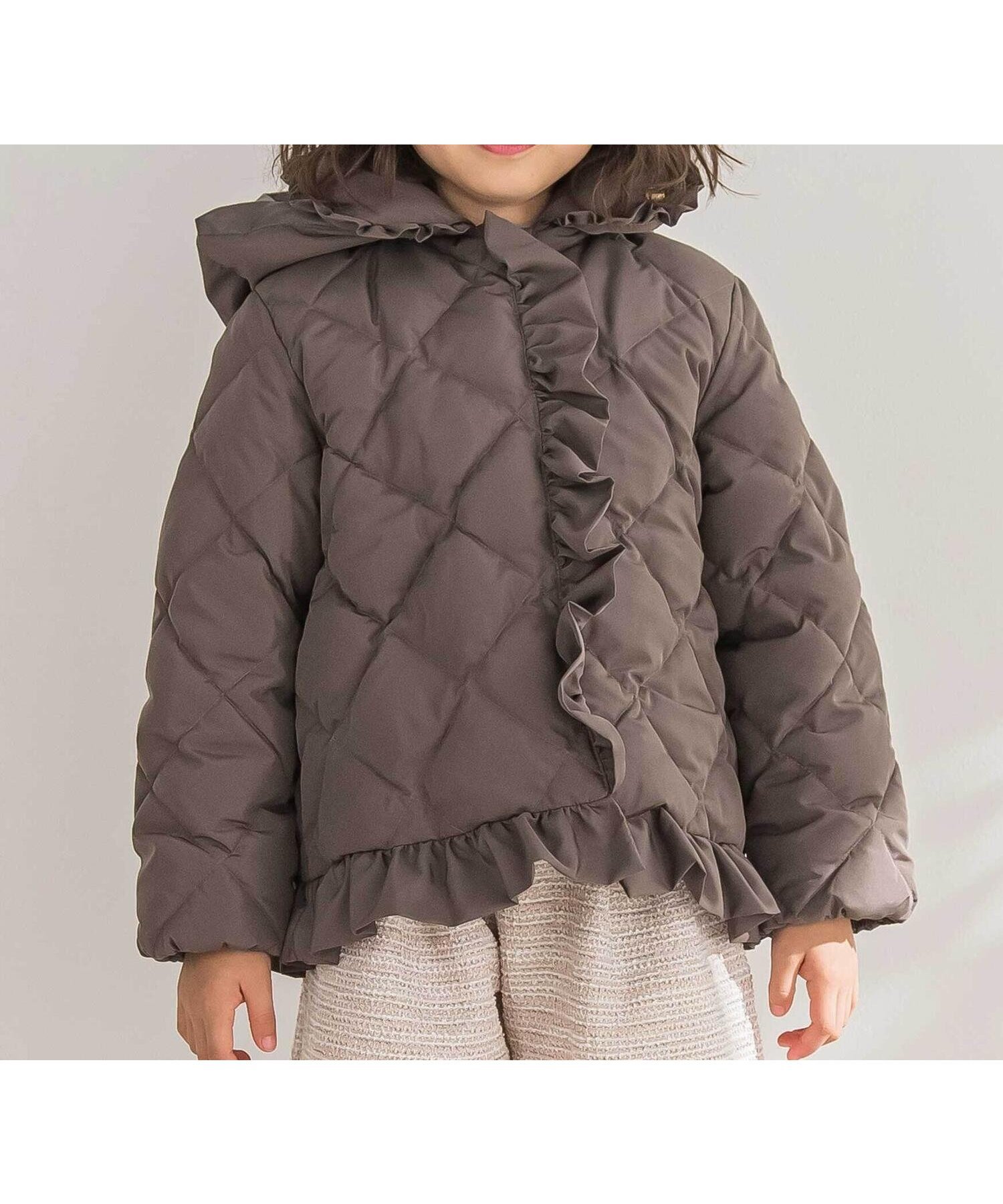 【ベベ オンライン ストア/BEBE ONLINE STORE / KIDS】の【店舗限定】タフタフリルキルトダウンジャケット(95~160cm) 人気、トレンドファッション・服の通販 founy(ファニー) 　ファッション　Fashion　キッズファッション　Fashion for Kids　ガーリー　Girly, Feminine Style　キルティング　Quilted, Quilting　キルト　Quilt, Quilted Fabric　クラシカル　Classical, Vintage-Inspired　ジャケット　Jacket, Outerwear　スタンダード　Standard, Basic　タフタ　Taffeta, Structured Fabric　ダウン　Down, Puffer　チャーム　Charm, Pendant　トレンド　Trend, Trending Now　フリル　Frill, Ruffle　防寒　Cold Protection, Winter-Ready　A/W・秋冬　Autumn/Winter　おすすめ　Recommended / Our Picks　エレガント 上品　Elegant　2025年　2025　2025-2026秋冬・A/W　Autumn/Winter 2025–26 AW25–26　 other-1|ID: prp329100004729175 ipo3291000000034961592