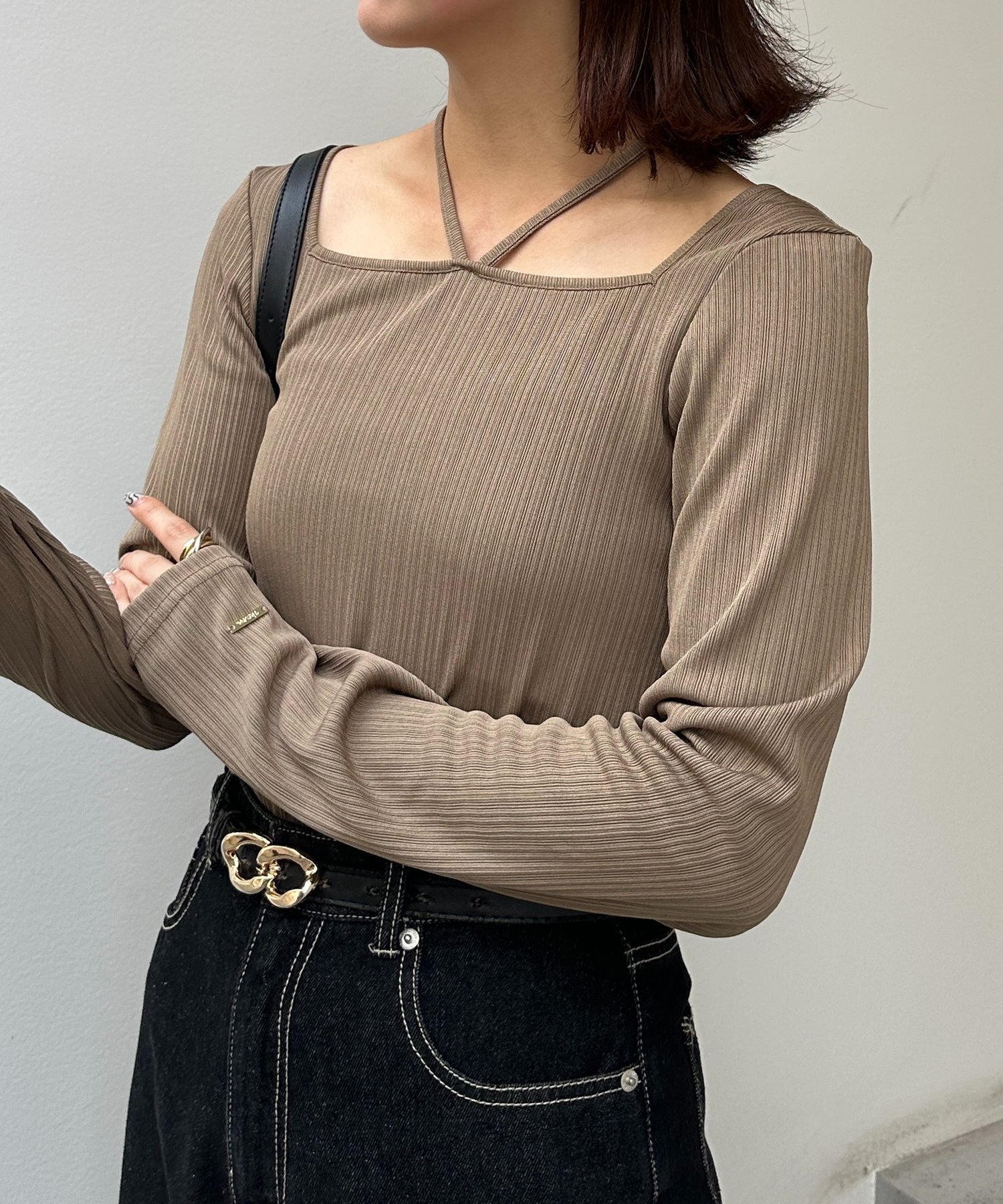 【ゼヴォン/Thevon】のチャーム付きホルターネックリブプルオーバー インテリア・キッズ・メンズ・レディースファッション・服の通販 founy(ファニー) 　ファッション　Fashion　レディースファッション　Fashion for Women　トップス・カットソー　Cut & Sew Tops　カジュアルプルオーバー・ニットトップス　Pullovers & Knit Tops / Casual Pullovers　スラックス　Slacks, Dress Pants　チャーム　Charm, Pendant　デコルテ　Décolleté, Neckline　フレア　Flare, Flared　マーメイド　Mermaid, Fishtail Silhouette　ワイド　Wide, Wide Fit　再入荷　Restock / Back in Stock　おすすめ　Recommended / Our Picks　2025年　2025　2025-2026秋冬・A/W　Autumn/Winter 2025–26 AW25–26　ベージュ|ID: prp329100004729236 ipo3291000000034900954