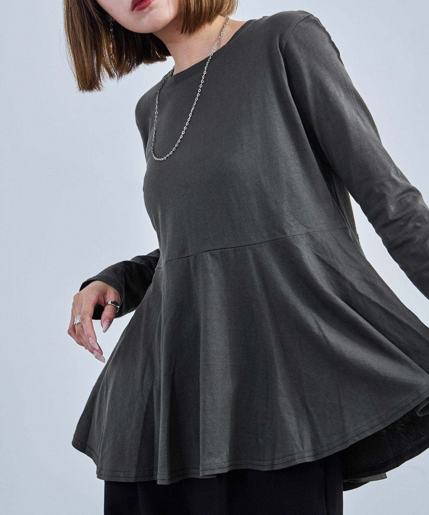 【ビーフラット/bflat】の【M-5L】ペプラムフレアトップス 長袖 ロングスリーブ カットソー ペプラム 人気、トレンドファッション・服の通販 founy(ファニー) 　ファッション　Fashion　レディースファッション　Fashion for Women　トップス・カットソー　Cut & Sew Tops　カットソー・ベーシックTシャツ　Cut-and-Sewn Tops / Stretch Tees & Basics　おすすめ　Recommended / Our Picks　カットソー　Cut and Sewn Top　ジャケット　Jacket, Outerwear　スラックス　Slacks, Dress Pants　スリーブ　Sleeve, Long Sleeve / Short Sleeve　デニム　Denim, Jeans Material　ビッグ　Big, Oversized　フェミニン　Feminine, Girly　フレア　Flare, Flared　ベーシック　Basic, Essential　ペプラム　Peplum, Flared Hem　ロング　Long, Long-Length　エレガント 上品　Elegant　楽ちん　Easy Fit, Comfortable　A/W・秋冬　Autumn/Winter　長袖　Long Sleeve, Full Sleeve　 other-1|ID: prp329100004730067 ipo3291000000034620991