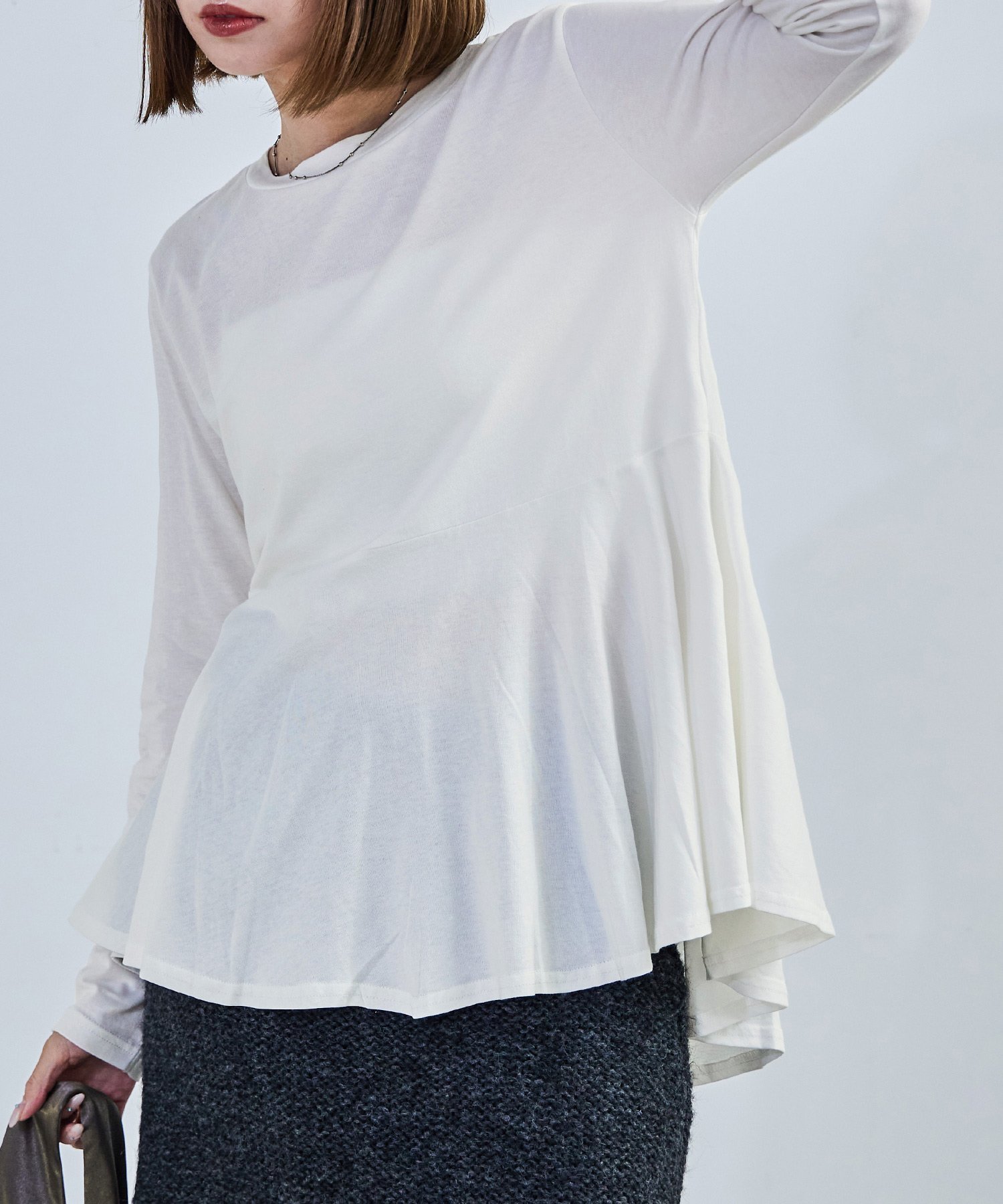 【ビーフラット/bflat】の【M-5L】ペプラムフレアトップス 長袖 ロングスリーブ カットソー ペプラム インテリア・キッズ・メンズ・レディースファッション・服の通販 founy(ファニー) 　ファッション　Fashion　レディースファッション　Fashion for Women　トップス・カットソー　Cut & Sew Tops　カットソー・ベーシックTシャツ　Cut-and-Sewn Tops / Stretch Tees & Basics　おすすめ　Recommended / Our Picks　カットソー　Cut and Sewn Top　ジャケット　Jacket, Outerwear　スラックス　Slacks, Dress Pants　スリーブ　Sleeve, Long Sleeve / Short Sleeve　デニム　Denim, Jeans Material　ビッグ　Big, Oversized　フェミニン　Feminine, Girly　フレア　Flare, Flared　ベーシック　Basic, Essential　ペプラム　Peplum, Flared Hem　ロング　Long, Long-Length　エレガント 上品　Elegant　楽ちん　Easy Fit, Comfortable　A/W・秋冬　Autumn/Winter　長袖　Long Sleeve, Full Sleeve　オフホワイト|ID: prp329100004730067 ipo3291000000034620996