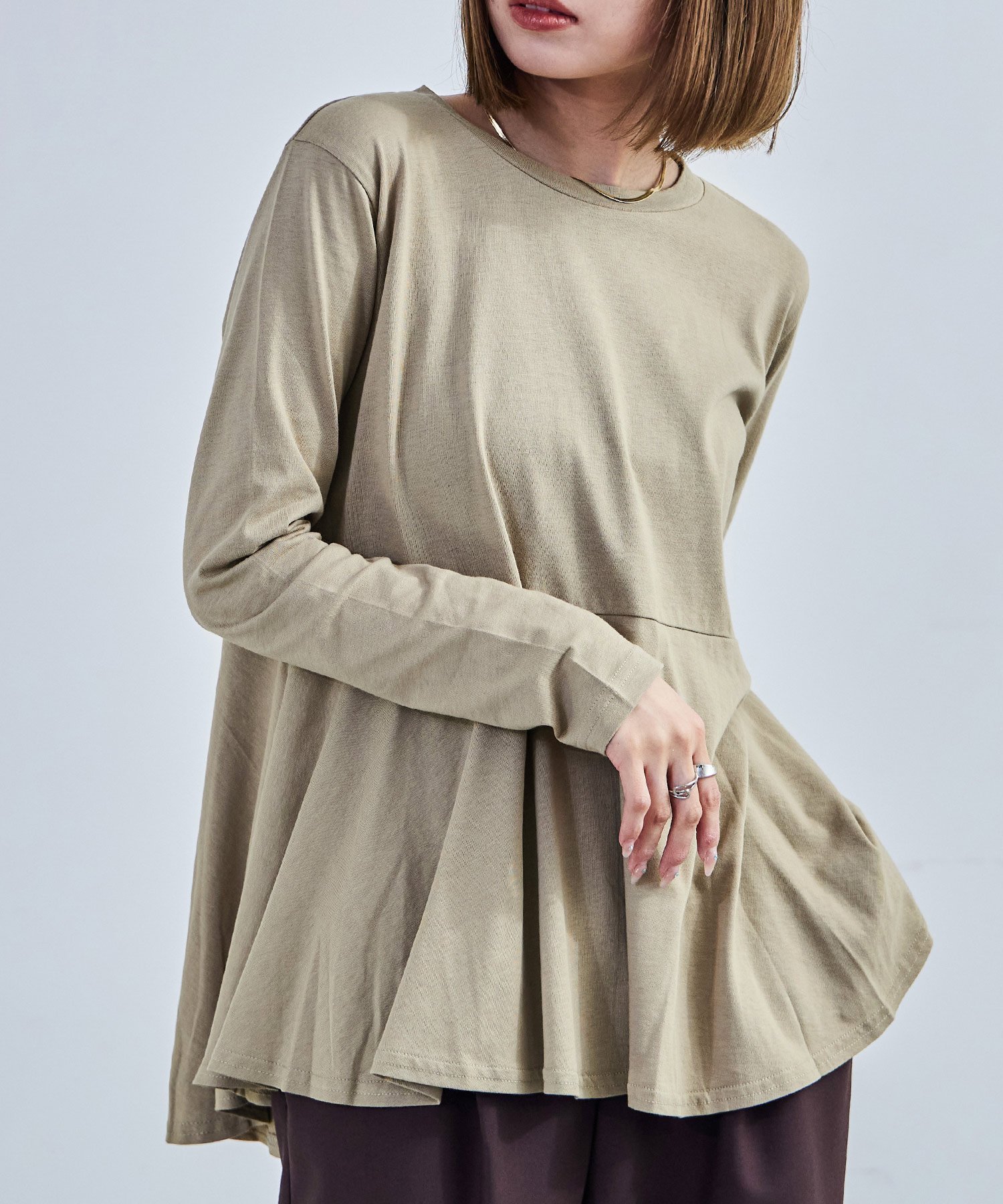 【ビーフラット/bflat】の【M-5L】ペプラムフレアトップス 長袖 ロングスリーブ カットソー ペプラム インテリア・キッズ・メンズ・レディースファッション・服の通販 founy(ファニー) 　ファッション　Fashion　レディースファッション　Fashion for Women　トップス・カットソー　Cut & Sew Tops　カットソー・ベーシックTシャツ　Cut-and-Sewn Tops / Stretch Tees & Basics　おすすめ　Recommended / Our Picks　カットソー　Cut and Sewn Top　ジャケット　Jacket, Outerwear　スラックス　Slacks, Dress Pants　スリーブ　Sleeve, Long Sleeve / Short Sleeve　デニム　Denim, Jeans Material　ビッグ　Big, Oversized　フェミニン　Feminine, Girly　フレア　Flare, Flared　ベーシック　Basic, Essential　ペプラム　Peplum, Flared Hem　ロング　Long, Long-Length　エレガント 上品　Elegant　楽ちん　Easy Fit, Comfortable　A/W・秋冬　Autumn/Winter　長袖　Long Sleeve, Full Sleeve　グレーベージュ|ID: prp329100004730067 ipo3291000000034620997