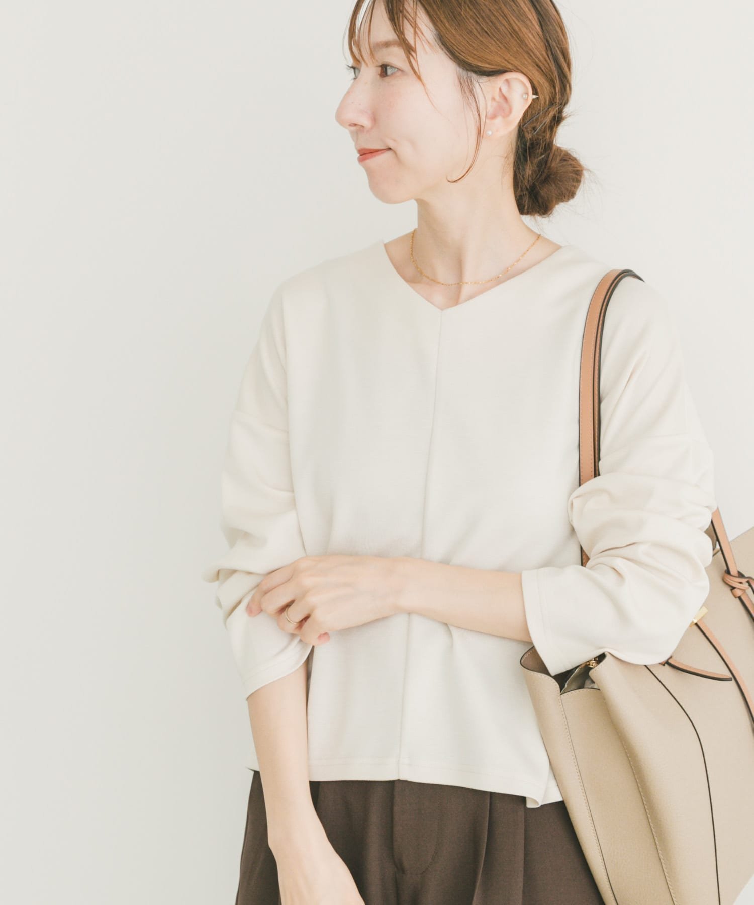 【アイテムズアーバンリサーチ/ITEMS URBAN RESEARCH】のポンチVネックカットソー インテリア・キッズ・メンズ・レディースファッション・服の通販 founy(ファニー) 　ファッション　Fashion　レディースファッション　Fashion for Women　トップス・カットソー　Cut & Sew Tops　カットソー・ベーシックTシャツ　Cut-and-Sewn Tops / Stretch Tees & Basics　Vネックトップス　V-Neck Tops / V-Cut Neckline Shirts　2025年　2025　2025-2026秋冬・A/W　Autumn/Winter 2025–26 AW25–26　冬　Winter / This Winter　カーディガン　Cardigan, Knitwear　シンプル　Simple, Minimal　ジャケット　Jacket, Outerwear　ストレッチ　Stretch, Stretchy Fabric　エレガント 上品　Elegant　ビジネス 仕事 通勤　Business / Work / Commuting　A/W・秋冬　Autumn/Winter　OFF|ID: prp329100004730170 ipo3291000000034244729