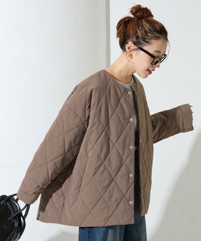 【フリークスストア/FREAK'S STORE】のミルフィーユ ノーカラー リバーシブル 中綿(ブルゾン)【限定展開】 25AW インテリア・キッズ・メンズ・レディースファッション・服の通販 founy(ファニー) ファッション Fashion レディースファッション Fashion for Women アウター Coat / Outerwear Collection ブルゾンジャケット・スポーティアウター Blouson Jackets 2025年 2025 2025-2026秋冬・A/W Autumn/Winter 2025–26 AW25–26 冬 Winter / This Winter インナー Innerwear キルティング Quilted, Quilting シンプル Simple, Minimal ダウン Down, Puffer ビッグ Big, Oversized ブルゾン Blouson, Bomber Jacket リバーシブル Reversible, Two-Sided エレガント 上品 Elegant 無地 Plain, Solid Color A/W・秋冬 Autumn/Winter 軽量 Lightweight, Ultra Light ブラウン|ID: prp329100004730632 ipo3291000000034507569