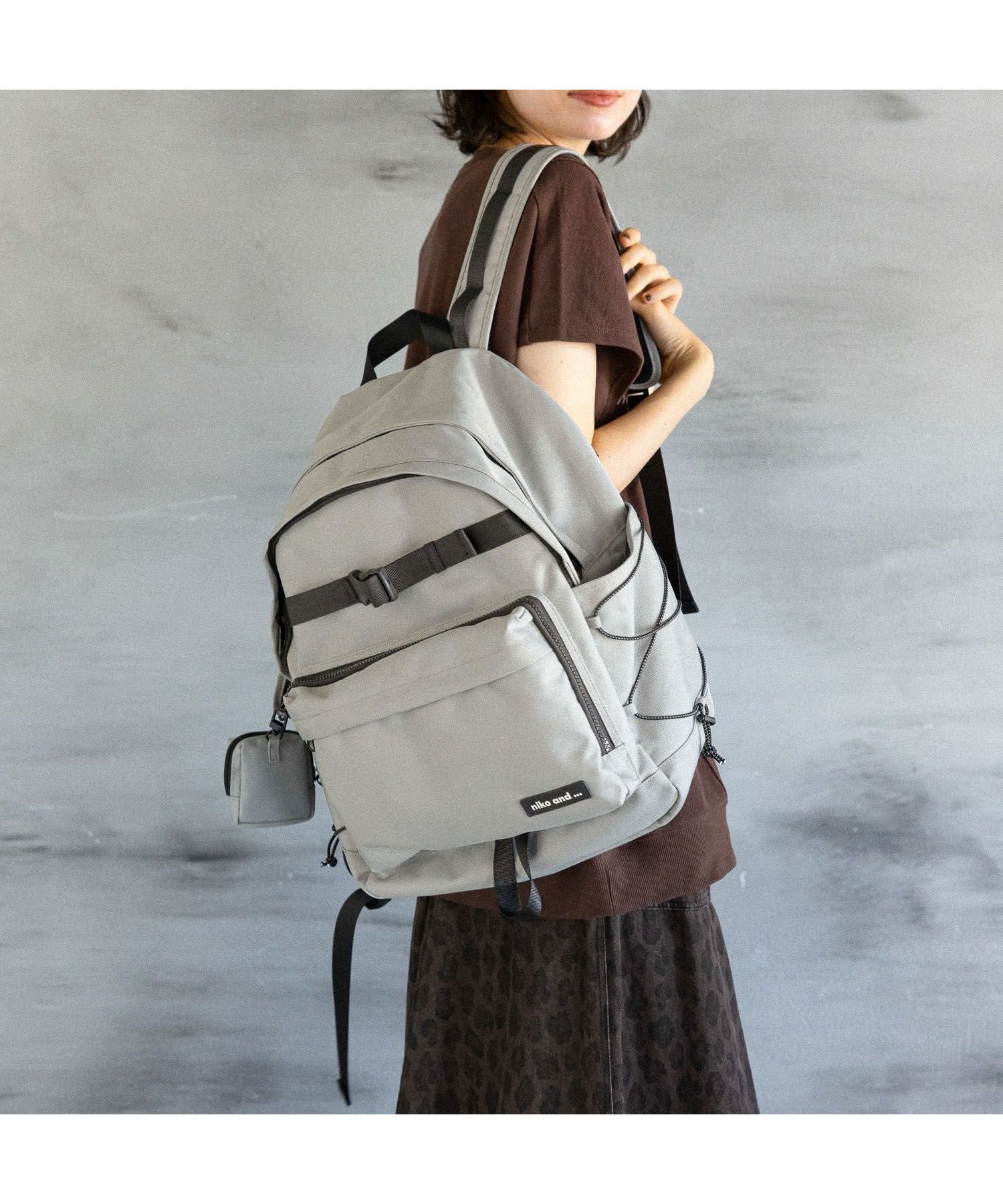 【ニコアンド/niko and】のオリジナルポーチ撥水デイパック インテリア・キッズ・メンズ・レディースファッション・服の通販 founy(ファニー)  ファッション Fashion レディースファッション Fashion for Women ポーチ&ミニバッグ Pouches & Mini Bags アウトドア Outdoor Clothing シンプル Simple, Minimal チャーム Charm, Pendant デイパック Daypack, Casual Backpack トレンド Trend, Trending Now 人気 Popular, Best Seller フォルム Silhouette, Form フロント Front, Front Design ベーシック Basic, Essential ポケット Pocket, Pocket Detail ポーチ Pouch, Small Case リップ Lip, Lip Motif リュック Backpack, Rucksack おすすめ Recommended / Our Picks 旅行 Travel ビジネス 仕事 通勤 Business / Work / Commuting グレー|ID: prp329100004730786 ipo3291000000034374012