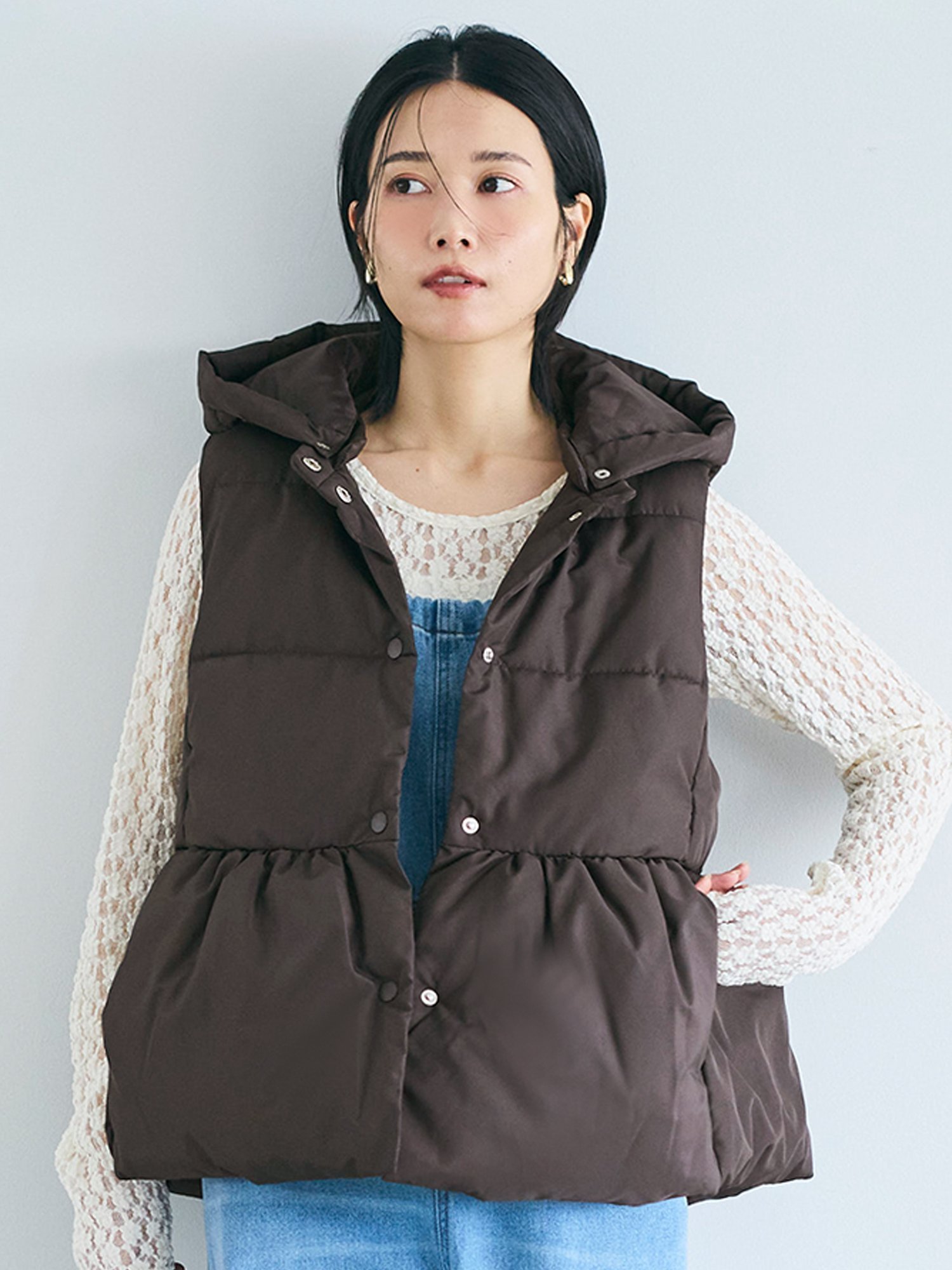 【コカ/COCA】のフード付きペプラム中綿ベスト インテリア・キッズ・メンズ・レディースファッション・服の通販 founy(ファニー) 　ファッション　Fashion　レディースファッション　Fashion for Women　アウター　Coat / Outerwear Collection　トップス・カットソー　Cut & Sew Tops　ベスト&ジレ / 重ね着スタイル　Vests & Gilets　デニム　Denim, Jeans Material　ベスト　Vest, Waistcoat　ペプラム　Peplum, Flared Hem　ポケット　Pocket, Pocket Detail　無地　Plain, Solid Color　ワイド　Wide, Wide Fit　A/W・秋冬　Autumn/Winter　2025年　2025　2025-2026秋冬・A/W　Autumn/Winter 2025–26 AW25–26　Brown|ID: prp329100004730894 ipo3291000000034173026