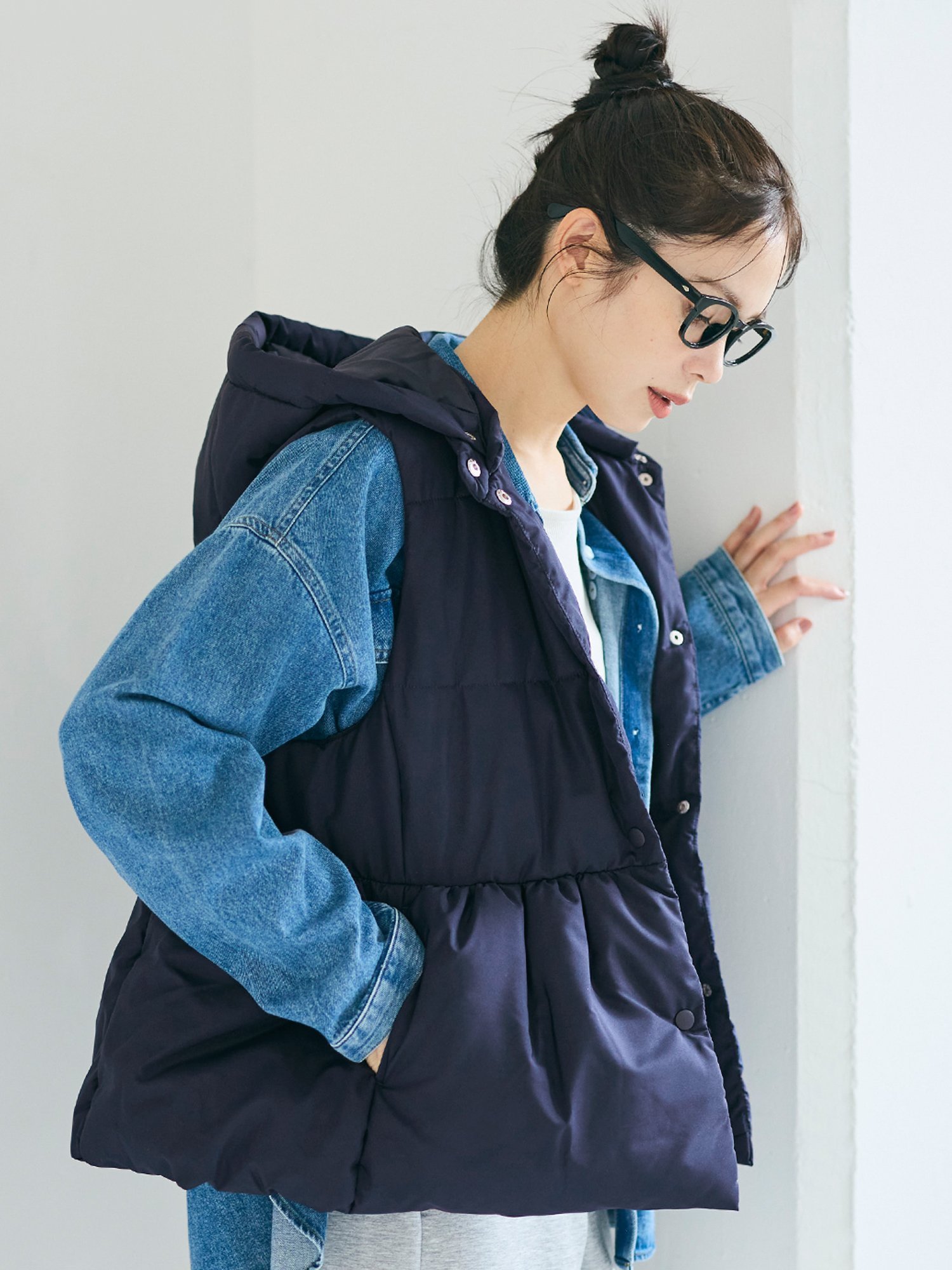 【コカ/COCA】のフード付きペプラム中綿ベスト インテリア・キッズ・メンズ・レディースファッション・服の通販 founy(ファニー) 　ファッション　Fashion　レディースファッション　Fashion for Women　アウター　Coat / Outerwear Collection　トップス・カットソー　Cut & Sew Tops　ベスト&ジレ / 重ね着スタイル　Vests & Gilets　デニム　Denim, Jeans Material　ベスト　Vest, Waistcoat　ペプラム　Peplum, Flared Hem　ポケット　Pocket, Pocket Detail　無地　Plain, Solid Color　ワイド　Wide, Wide Fit　A/W・秋冬　Autumn/Winter　2025年　2025　2025-2026秋冬・A/W　Autumn/Winter 2025–26 AW25–26　Navy|ID: prp329100004730894 ipo3291000000034173029
