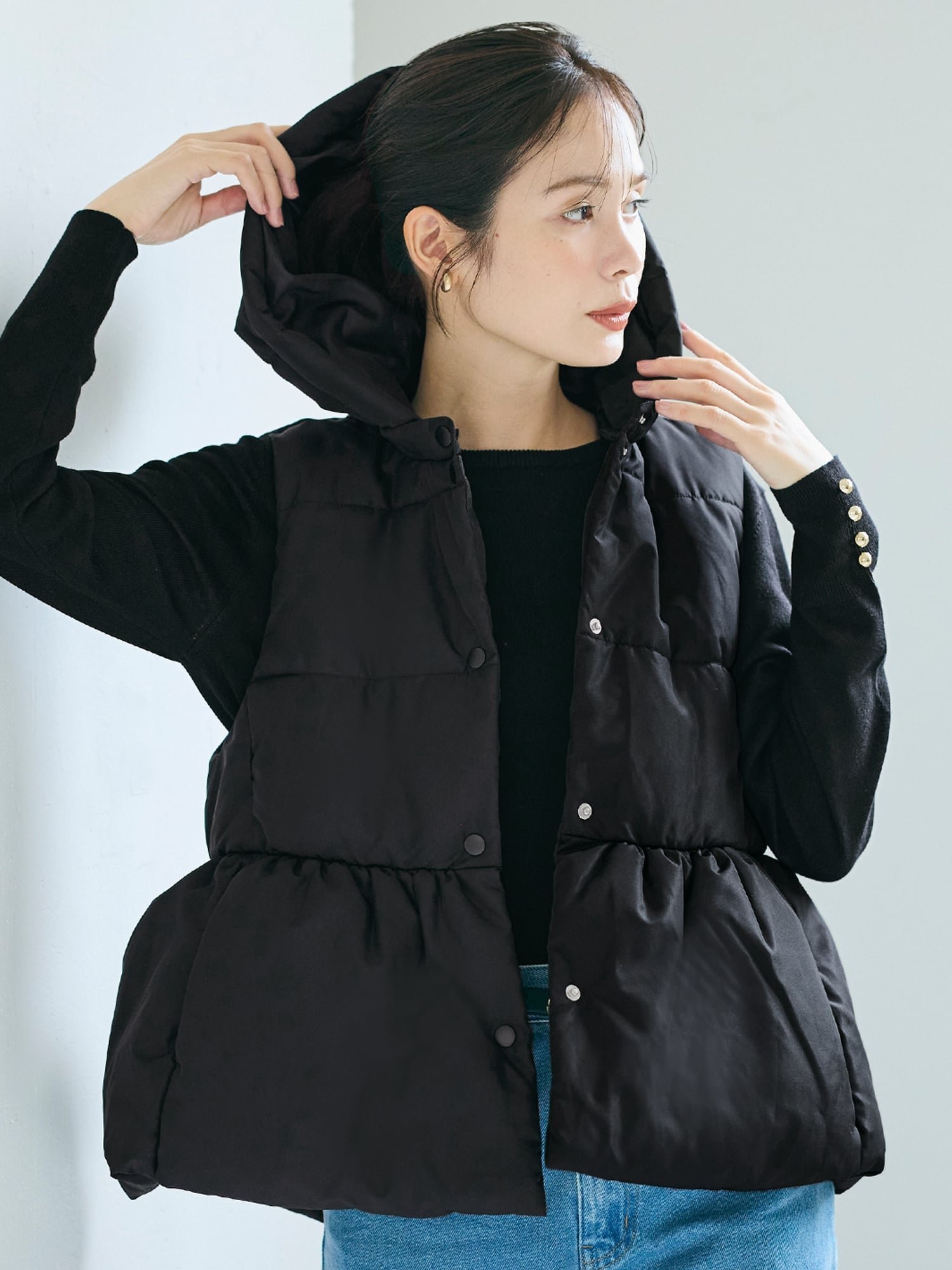 【コカ/COCA】のフード付きペプラム中綿ベスト インテリア・キッズ・メンズ・レディースファッション・服の通販 founy(ファニー) 　ファッション　Fashion　レディースファッション　Fashion for Women　アウター　Coat / Outerwear Collection　トップス・カットソー　Cut & Sew Tops　ベスト&ジレ / 重ね着スタイル　Vests & Gilets　デニム　Denim, Jeans Material　ベスト　Vest, Waistcoat　ペプラム　Peplum, Flared Hem　ポケット　Pocket, Pocket Detail　無地　Plain, Solid Color　ワイド　Wide, Wide Fit　A/W・秋冬　Autumn/Winter　2025年　2025　2025-2026秋冬・A/W　Autumn/Winter 2025–26 AW25–26　Black|ID: prp329100004730894 ipo3291000000034173031