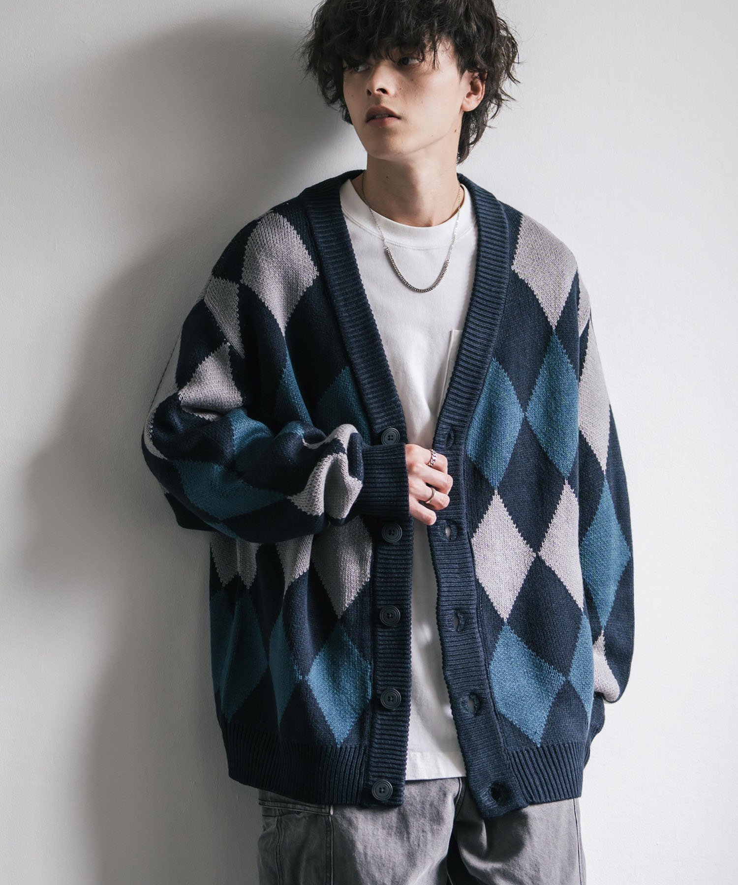 【ロッキーモンロー/Rocky Monroe】のオーバーサイズ 総柄Vネックニットカーディガン インテリア・キッズ・メンズ・レディースファッション・服の通販 founy(ファニー) ファッション Fashion レディースファッション Fashion for Women トップス・カットソー Cut & Sew Tops ニット Knit Tops & Sweaters カーディガン・羽織り Layered Style Cardigans Vネックトップス V-Neck Tops / V-Cut Neckline Shirts アクリル Acrylic Material カットソー Cut and Sewn Top 切替 Switching, Contrast Panel ショルダー Shoulder, Shoulder Strap チェック Check, Plaid, Tartan ドロップ Drop Shoulder, Dropped Style バランス Balance, Style Balance メンズ Men's, Menswear リラックス Relax, Relaxed Fit ワイド Wide, Wide Fit 再入荷 Restock / Back in Stock おすすめ Recommended / Our Picks エレガント 上品 Elegant 2025年 2025 2025-2026秋冬・A/W Autumn/Winter 2025–26 AW25–26 A-2.グレーブルー|ID: prp329100004731154 ipo3291000000034730505