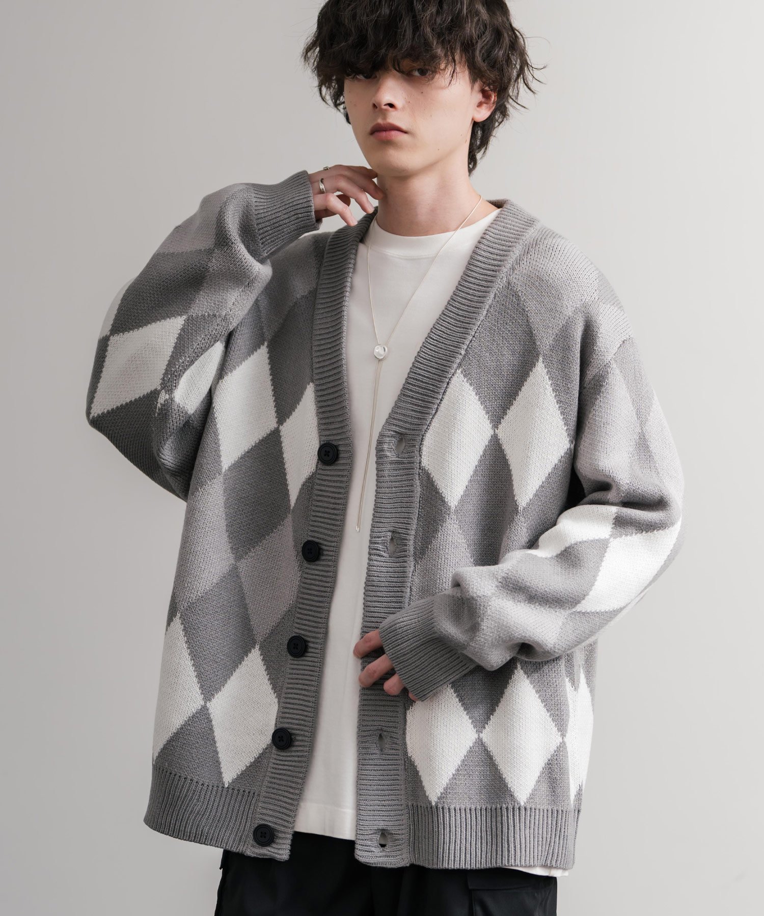 【ロッキーモンロー/Rocky Monroe】のオーバーサイズ 総柄Vネックニットカーディガン インテリア・キッズ・メンズ・レディースファッション・服の通販 founy(ファニー) ファッション Fashion レディースファッション Fashion for Women トップス・カットソー Cut & Sew Tops ニット Knit Tops & Sweaters カーディガン・羽織り Layered Style Cardigans Vネックトップス V-Neck Tops / V-Cut Neckline Shirts アクリル Acrylic Material カットソー Cut and Sewn Top 切替 Switching, Contrast Panel ショルダー Shoulder, Shoulder Strap チェック Check, Plaid, Tartan ドロップ Drop Shoulder, Dropped Style バランス Balance, Style Balance メンズ Men's, Menswear リラックス Relax, Relaxed Fit ワイド Wide, Wide Fit 再入荷 Restock / Back in Stock おすすめ Recommended / Our Picks エレガント 上品 Elegant 2025年 2025 2025-2026秋冬・A/W Autumn/Winter 2025–26 AW25–26 A-3.グレー|ID: prp329100004731154 ipo3291000000034730507