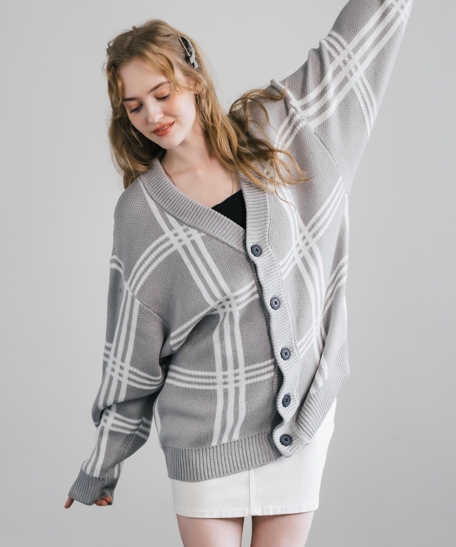 【ロッキーモンロー/Rocky Monroe】のオーバーサイズ 総柄Vネックニットカーディガン インテリア・キッズ・メンズ・レディースファッション・服の通販 founy(ファニー) ファッション Fashion レディースファッション Fashion for Women トップス・カットソー Cut & Sew Tops ニット Knit Tops & Sweaters カーディガン・羽織り Layered Style Cardigans Vネックトップス V-Neck Tops / V-Cut Neckline Shirts アクリル Acrylic Material カットソー Cut and Sewn Top 切替 Switching, Contrast Panel ショルダー Shoulder, Shoulder Strap チェック Check, Plaid, Tartan ドロップ Drop Shoulder, Dropped Style バランス Balance, Style Balance メンズ Men's, Menswear リラックス Relax, Relaxed Fit ワイド Wide, Wide Fit 再入荷 Restock / Back in Stock おすすめ Recommended / Our Picks エレガント 上品 Elegant 2025年 2025 2025-2026秋冬・A/W Autumn/Winter 2025–26 AW25–26 B-6.グレー|ID: prp329100004731154 ipo3291000000034730530