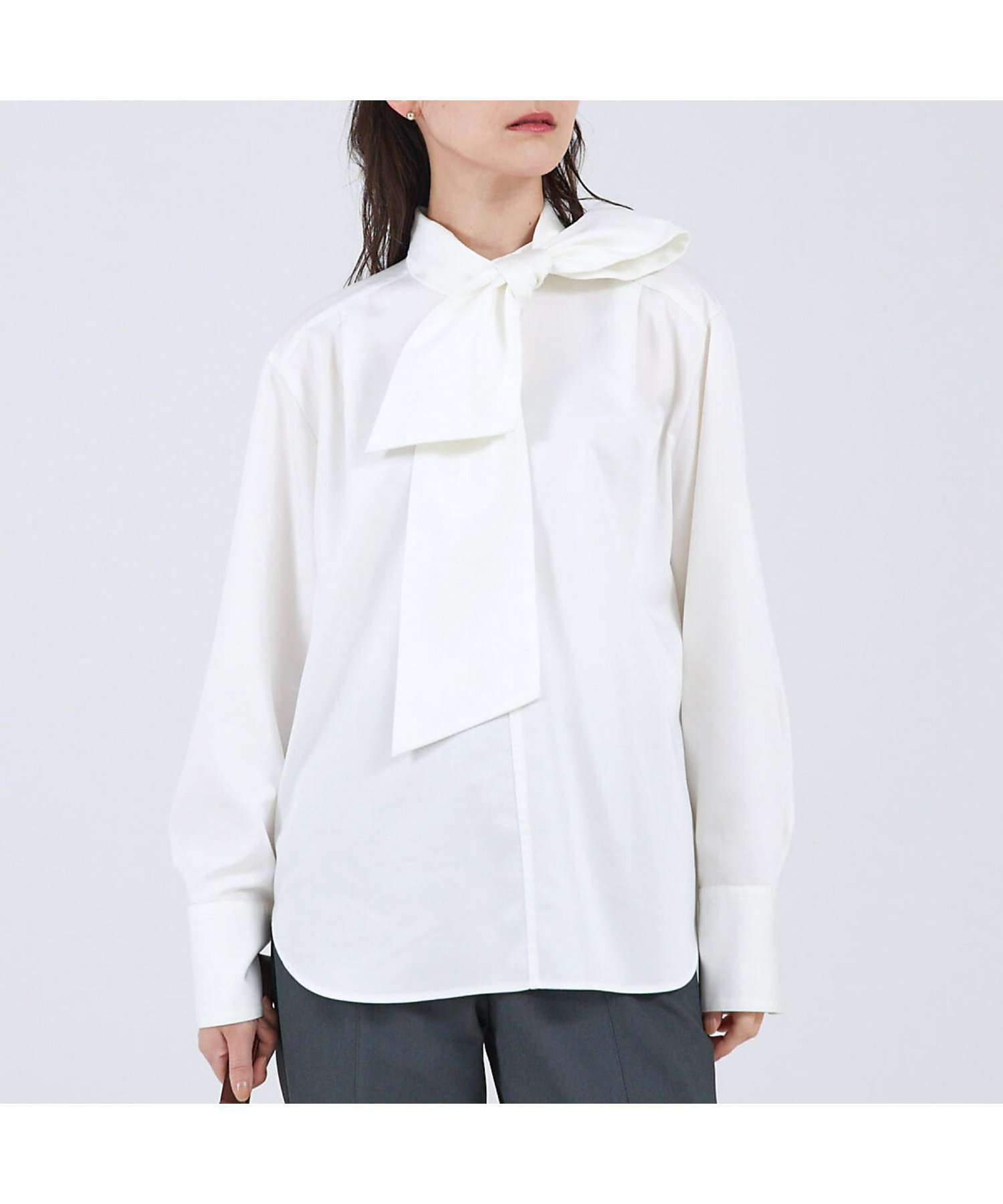 【カリテ/qualite】のデニムボウタイブラウス インテリア・キッズ・メンズ・レディースファッション・服の通販 founy(ファニー) 　ファッション　Fashion　レディースファッション　Fashion for Women　トップス・カットソー　Cut & Sew Tops　シャツ・ブラウス・オフィスカジュアル　Elegant Blouses & Button-Ups　ストレート　Straight, Straight Cut　デニム　Denim, Jeans Material　フェミニン　Feminine, Girly　ワイド　Wide, Wide Fit　エレガント 上品　Elegant　オフホワイト|ID: prp329100004731180 ipo3291000000034174136