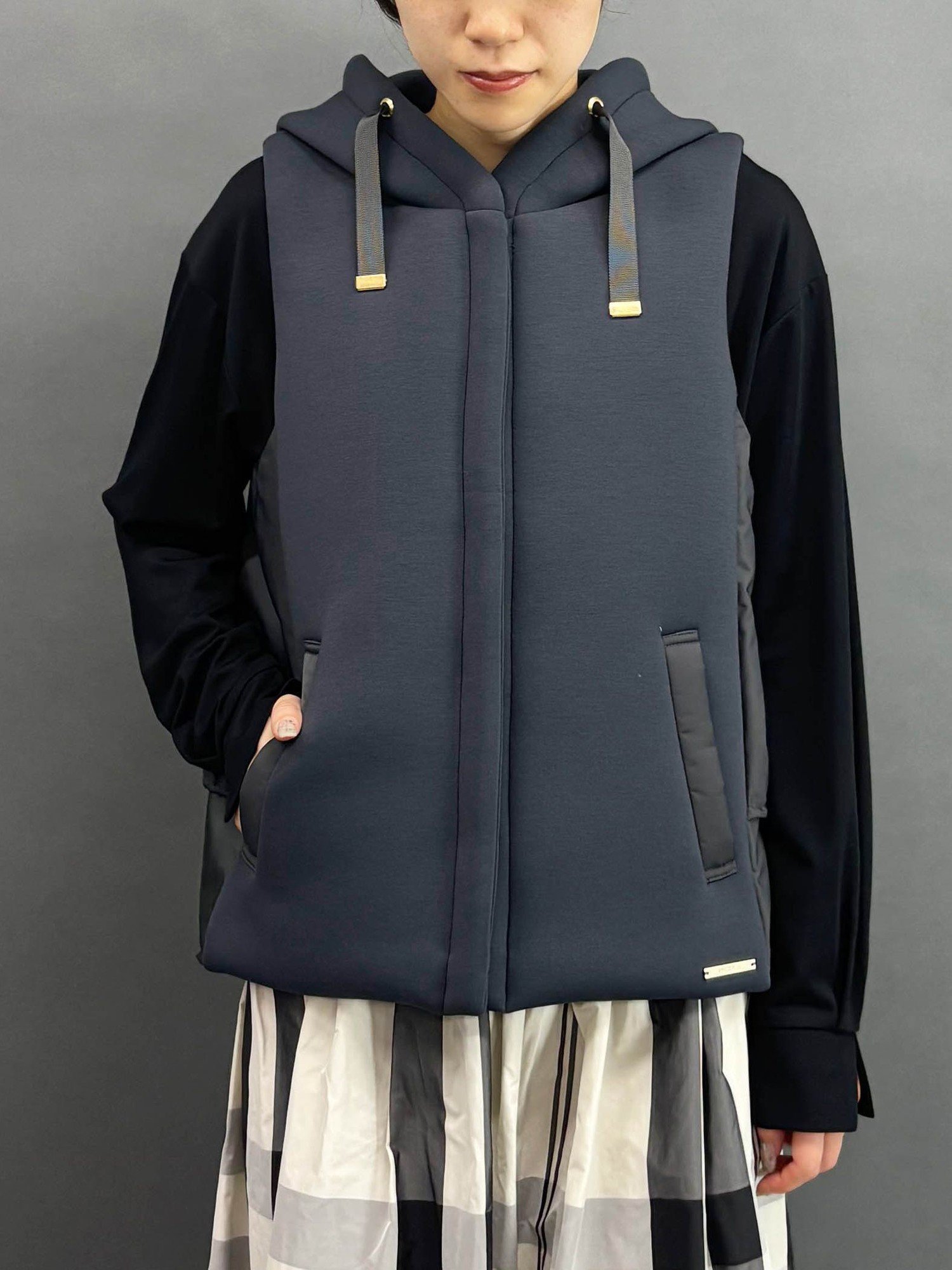 【ニコル クラブ/NICOLE CLUB】の異素材使いのフードベスト インテリア・キッズ・メンズ・レディースファッション・服の通販 founy(ファニー) 　ファッション　Fashion　レディースファッション　Fashion for Women　アウター　Coat / Outerwear Collection　トップス・カットソー　Cut & Sew Tops　ベスト&ジレ / 重ね着スタイル　Vests & Gilets　シンプル　Simple, Minimal　スマート　Smart, Elegant　ツイル　Twist, Twisted Detail　デニム　Denim, Jeans Material　プレート　Plate, Dish　ベスト　Vest, Waistcoat　ボトム　Bottoms, Lower Wear　今季　This Season, Current Season　39チャコールグレー|ID: prp329100004731294 ipo3291000000034174532