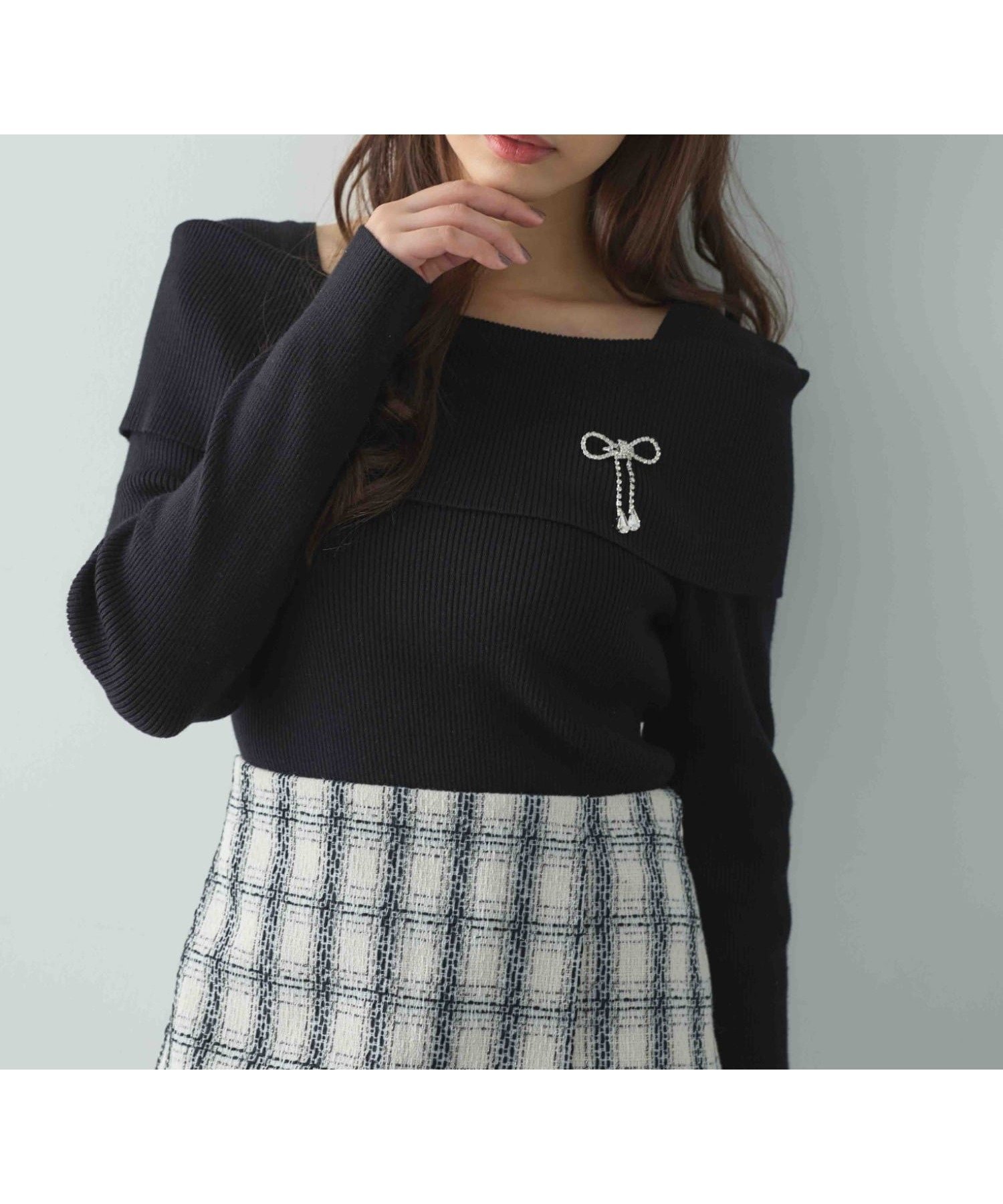 【イング/INGNI】の【WEB限定】ブローチ付オフショルニット インテリア・キッズ・メンズ・レディースファッション・服の通販 founy(ファニー) 　ファッション　Fashion　レディースファッション　Fashion for Women　トップス・カットソー　Cut & Sew Tops　ニット　Knit Tops & Sweaters　シンプル　Simple, Minimal　スマホ　Smartphone, Mobile Device　ブローチ　Brooch, Pin Brooch　クロ/A|ID: prp329100004731466 ipo3291000000034175159