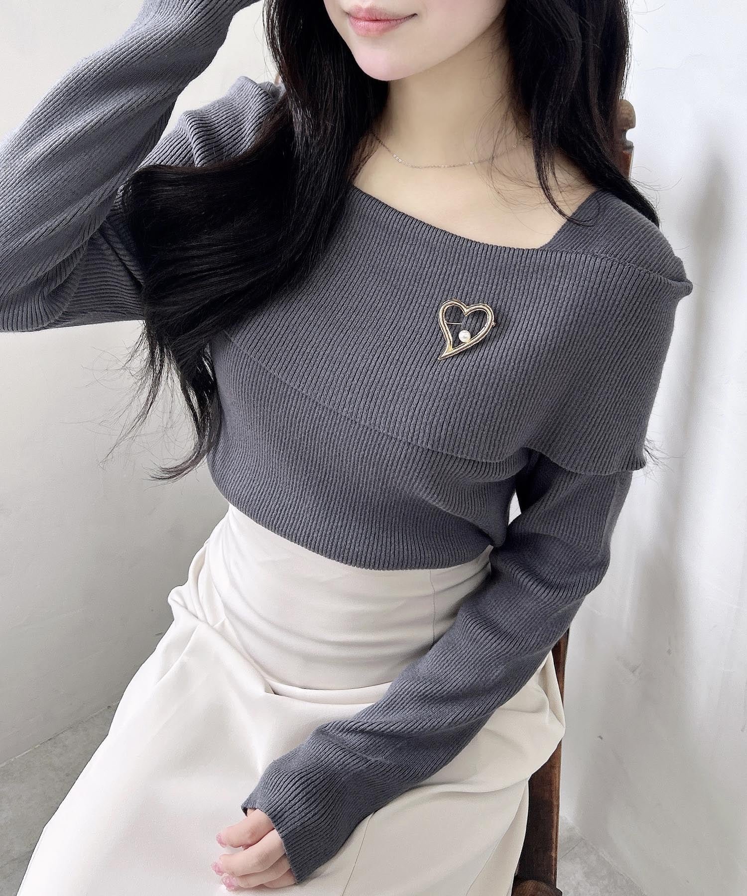 【イング/INGNI】の【WEB限定】ブローチ付オフショルニット インテリア・キッズ・メンズ・レディースファッション・服の通販 founy(ファニー) 　ファッション　Fashion　レディースファッション　Fashion for Women　トップス・カットソー　Cut & Sew Tops　ニット　Knit Tops & Sweaters　シンプル　Simple, Minimal　スマホ　Smartphone, Mobile Device　ブローチ　Brooch, Pin Brooch　チャコールグレー|ID: prp329100004731466 ipo3291000000034175160
