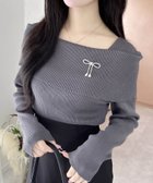 【イング/INGNI】の【WEB限定】ブローチ付オフショルニット チャコールグレー/A|ID: prp329100004731466 ipo3291000000034175163