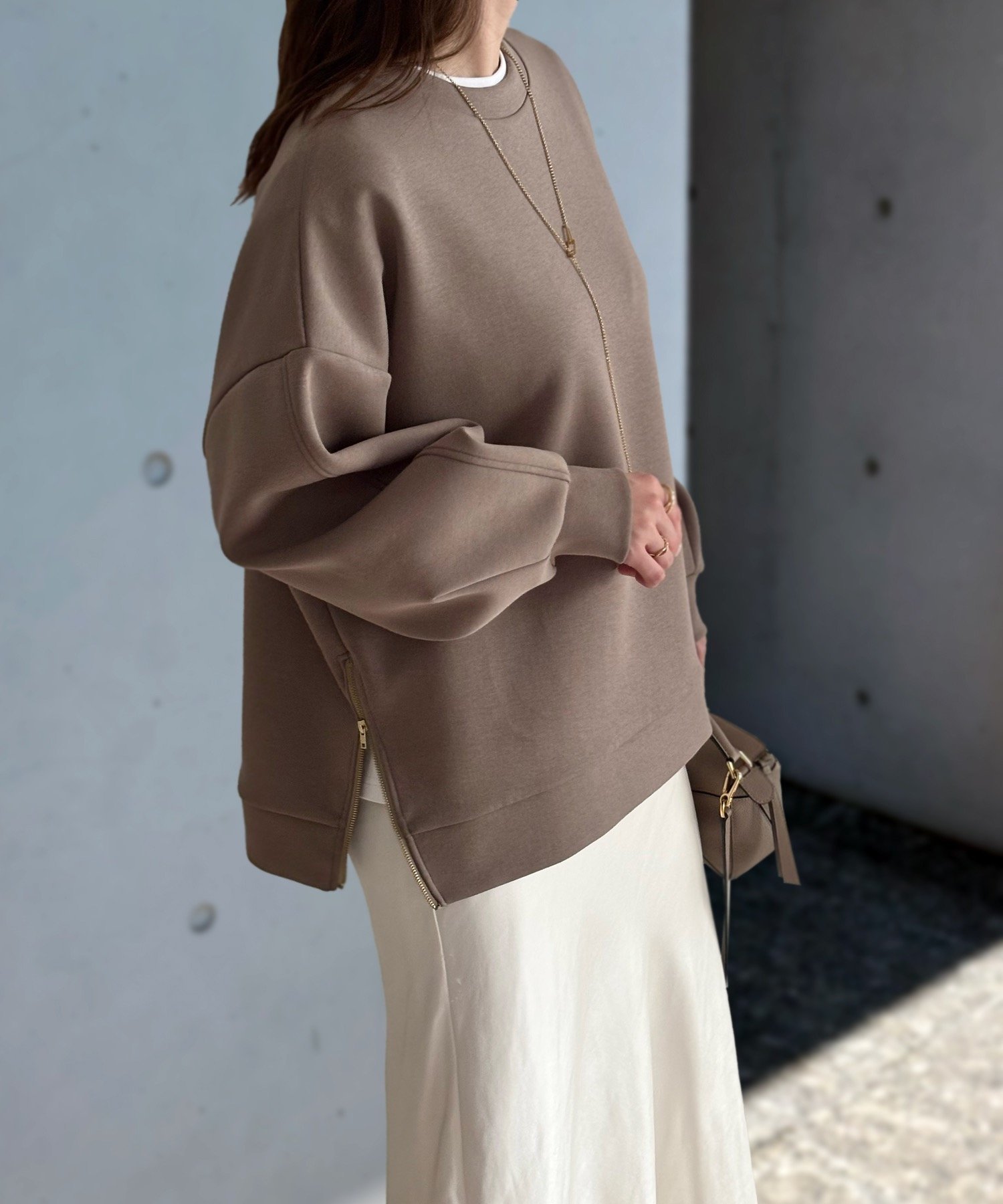 【スタイルドア/STYLEDOOR】のダンボールサイドジップクルーネックプルオーバー インテリア・キッズ・メンズ・レディースファッション・服の通販 founy(ファニー) 　ファッション　Fashion　レディースファッション　Fashion for Women　トップス・カットソー　Cut & Sew Tops　カジュアルプルオーバー・ニットトップス　Pullovers & Knit Tops / Casual Pullovers　アウトドア　Outdoor Clothing　洗える　Machine Washable　シルバー　Silver, Metallic Silver　シンプル　Simple, Minimal　ジップ　Zip, Zipper　ストレッチ　Stretch, Stretchy Fabric　スリット　Slit, Slit Detail　フォルム　Silhouette, Form　ボトム　Bottoms, Lower Wear　リラックス　Relax, Relaxed Fit　エレガント 上品　Elegant　モカ|ID: prp329100004731521 ipo3291000000034279871