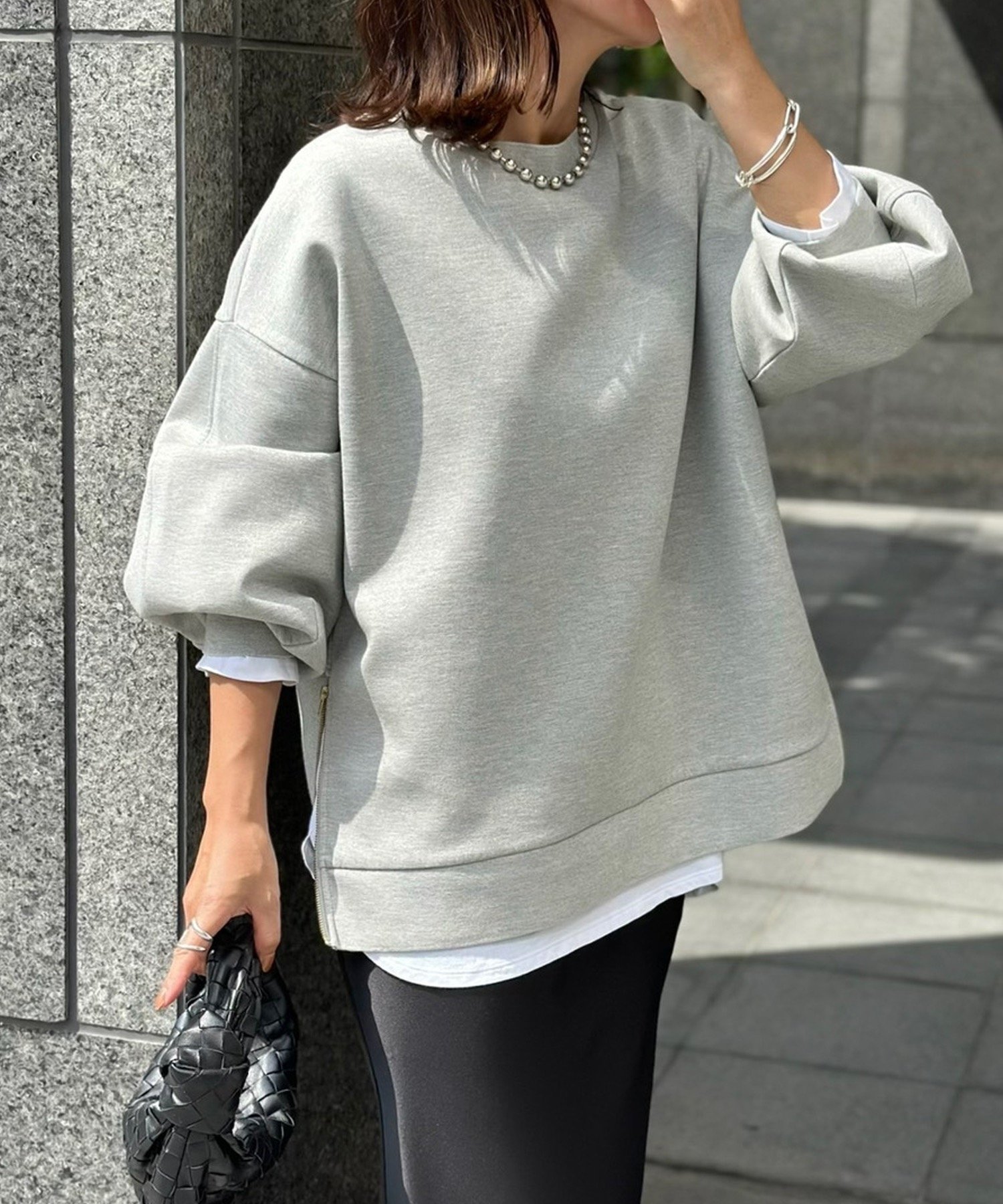 【スタイルドア/STYLEDOOR】のダンボールサイドジップクルーネックプルオーバー インテリア・キッズ・メンズ・レディースファッション・服の通販 founy(ファニー) 　ファッション　Fashion　レディースファッション　Fashion for Women　トップス・カットソー　Cut & Sew Tops　カジュアルプルオーバー・ニットトップス　Pullovers & Knit Tops / Casual Pullovers　アウトドア　Outdoor Clothing　洗える　Machine Washable　シルバー　Silver, Metallic Silver　シンプル　Simple, Minimal　ジップ　Zip, Zipper　ストレッチ　Stretch, Stretchy Fabric　スリット　Slit, Slit Detail　フォルム　Silhouette, Form　ボトム　Bottoms, Lower Wear　リラックス　Relax, Relaxed Fit　エレガント 上品　Elegant　Lシルバー|ID: prp329100004731521 ipo3291000000034279874