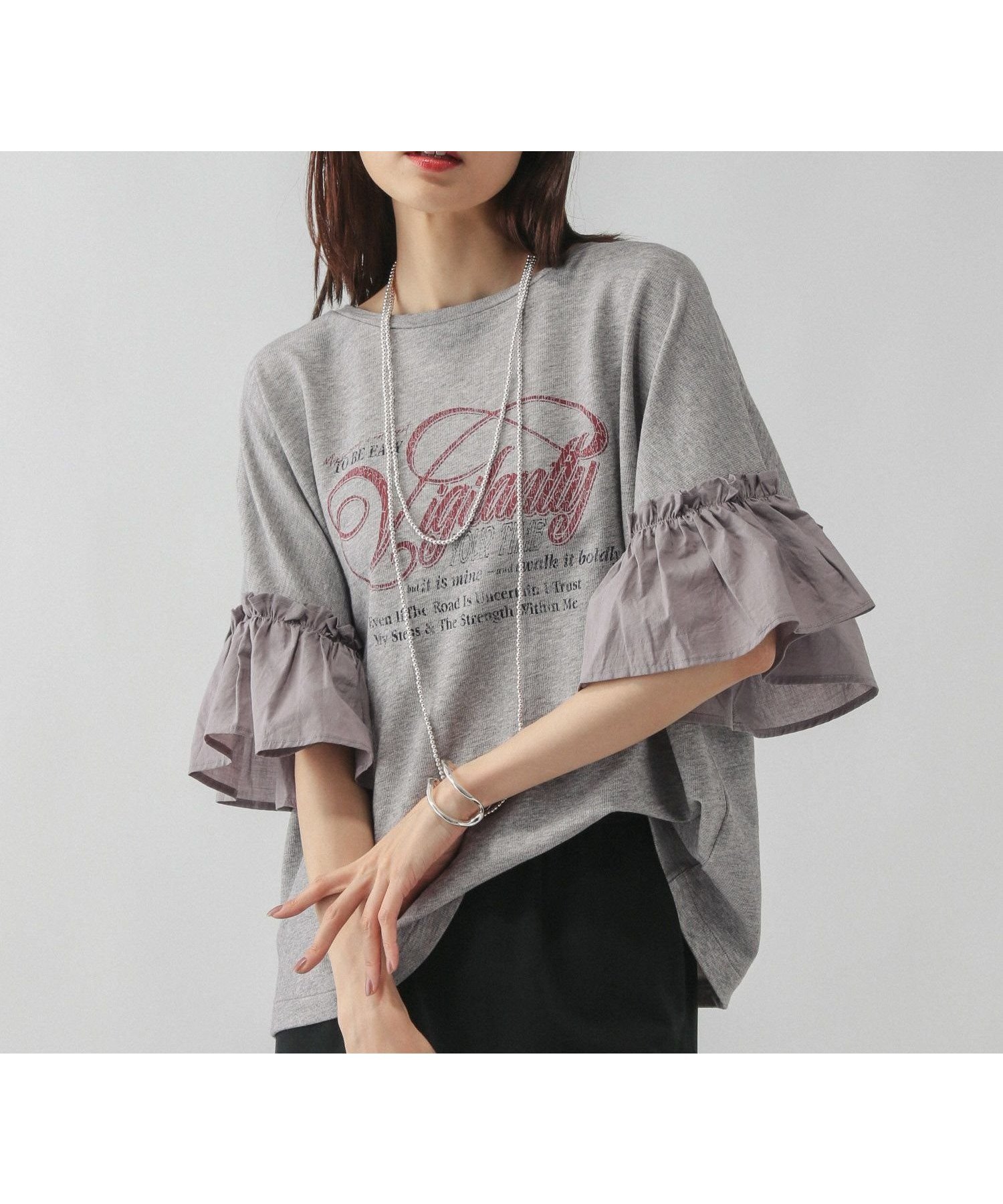 【グローバルワーク/GLOBAL WORK】のリメイク風フリルプリント7分袖/589278 インテリア・キッズ・メンズ・レディースファッション・服の通販 founy(ファニー) 　ファッション　Fashion　レディースファッション　Fashion for Women　トップス・カットソー　Cut & Sew Tops　カーゴパンツ　Cargo Pants, Utility Pants　シンプル　Simple, Minimal　タイトスカート　Pencil Skirt, Tight Skirt　デニム　Denim, Jeans Material　フリル　Frill, Ruffle　プリント　Print, Printed Pattern　ミリタリー　Military, Army Style　リメイク　Remake, Reconstructed　ヴィンテージ　Vintage Style　人気　Popular, Best Seller　夏　Summer　杢グレー*赤ロゴ12|ID: prp329100004731891 ipo3291000000034984806