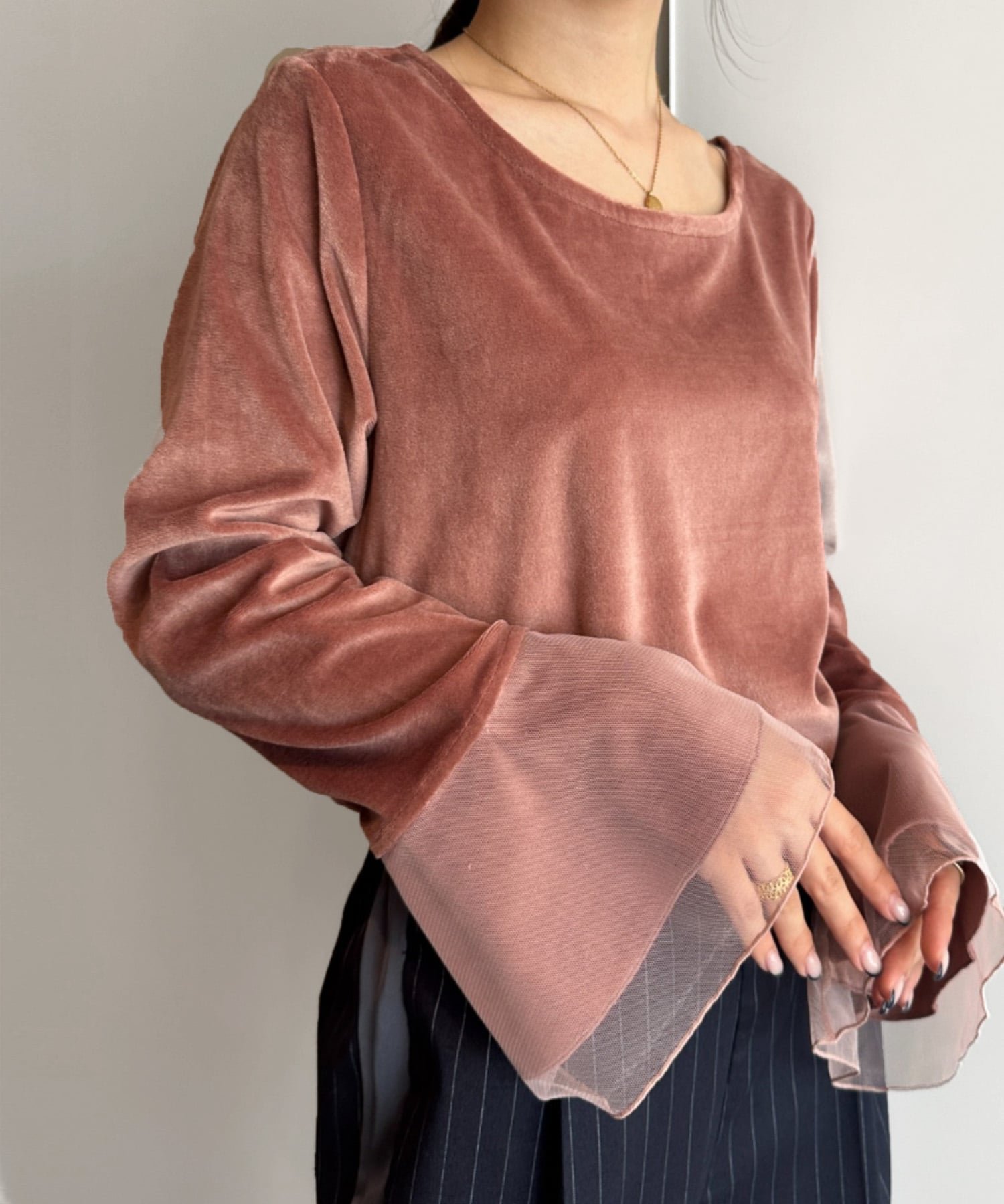 【ラナン/Ranan】のチュールフレアー袖ベロアプルオーバー インテリア・キッズ・メンズ・レディースファッション・服の通販 founy(ファニー) 　ファッション　Fashion　レディースファッション　Fashion for Women　トップス・カットソー　Cut & Sew Tops　カジュアルプルオーバー・ニットトップス　Pullovers & Knit Tops / Casual Pullovers　ベロアトップス　Velour Tops / Velvet-Look Items　インナー　Innerwear　キャミワンピース　Cami Dress, Slip Dress　コンビ　Combo, Combination Style　シアー　Sheer, See-Through　シンプル　Simple, Minimal　ジャンスカ　Jumper Skirt, Pinafore Dress　チュール　Tulip, Tulip Motif　デニム　Denim, Jeans Material　トレンド　Trend, Trending Now　フェミニン　Feminine, Girly　フレア　Flare, Flared　ベロア　Velour, Soft Velvet　ベーシック　Basic, Essential　ポケット　Pocket, Pocket Detail　ピンク|ID: prp329100004731917 ipo3291000000034179932