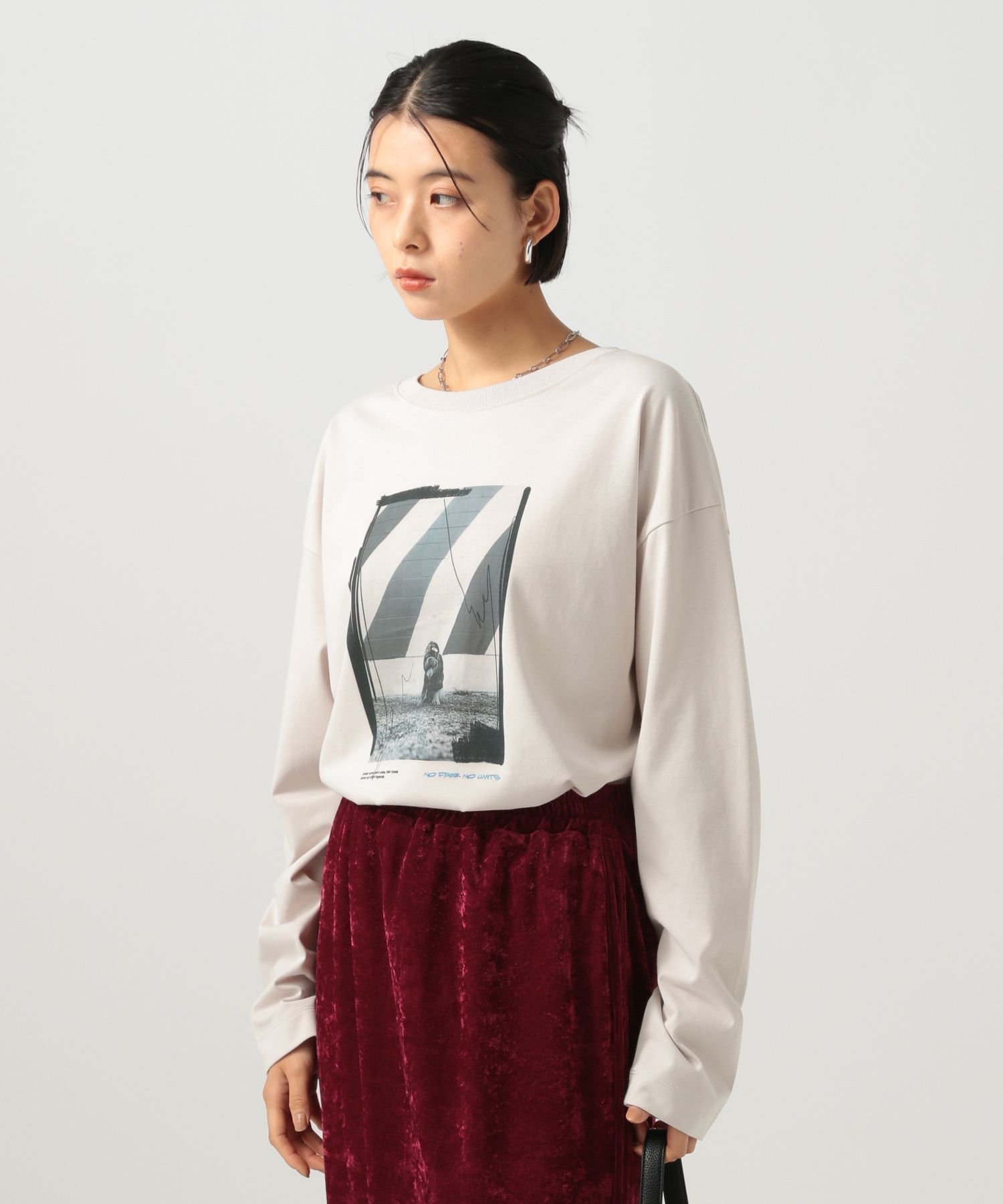 【ベイフロー/BAYFLOW】のシワになりにくい フォトプリントワイドロングスリーブT インテリア・キッズ・メンズ・レディースファッション・服の通販 founy(ファニー) 　ファッション　Fashion　レディースファッション　Fashion for Women　おすすめ　Recommended / Our Picks　インナー　Innerwear　カットソー　Cut and Sewn Top　ジャケット　Jacket, Outerwear　スリット　Slit, Slit Detail　プリント　Print, Printed Pattern　ヨーク　Yoke, Yoke Design　人気　Popular, Best Seller　半袖　Short Sleeve, Half Sleeve　長袖　Long Sleeve, Full Sleeve　アイボリー52|ID: prp329100004731973 ipo3291000000034402857