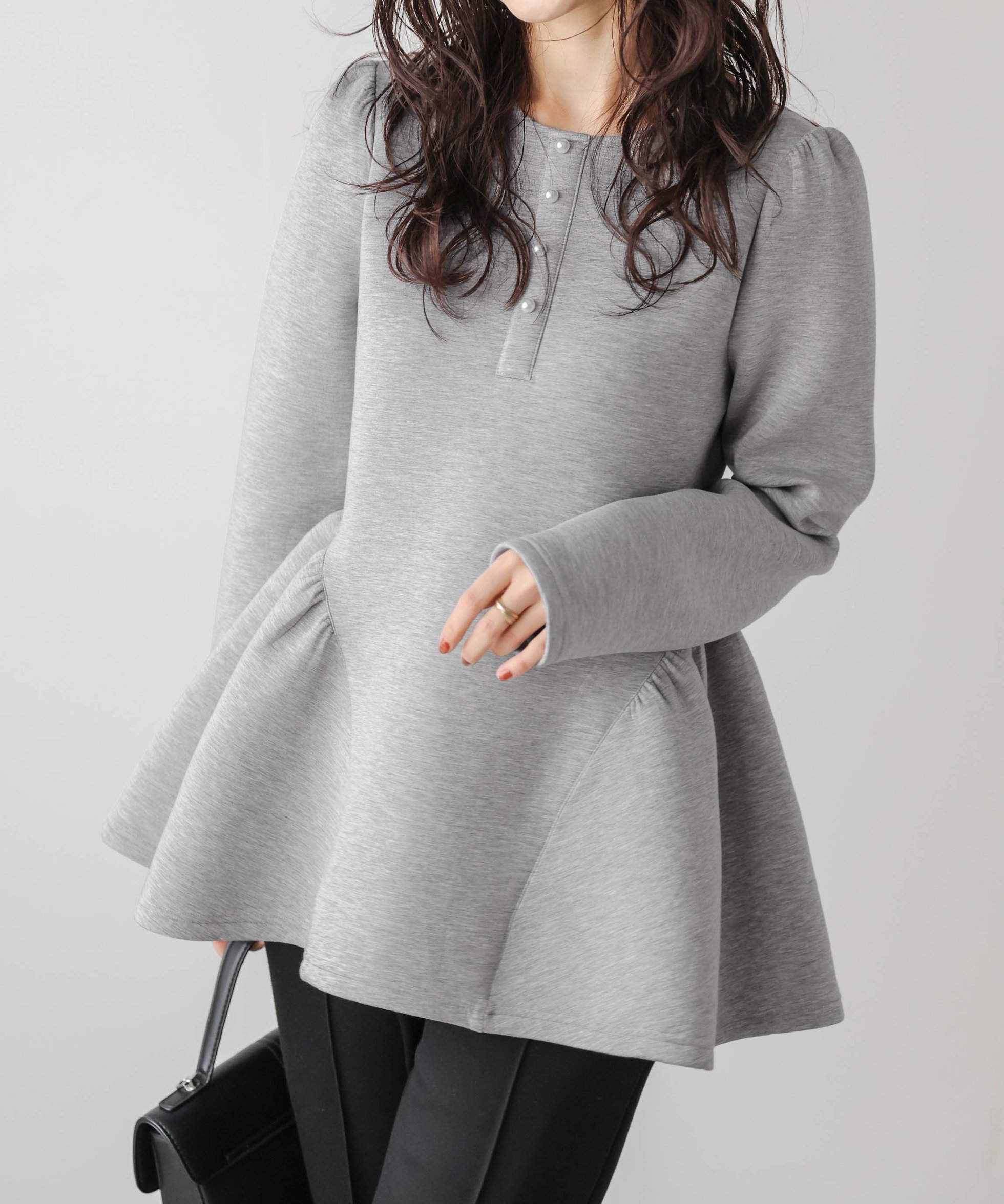 【ラジュール/Lajour】の【日本製】ペプラムトップス インテリア・キッズ・メンズ・レディースファッション・服の通販 founy(ファニー) 　ファッション　Fashion　レディースファッション　Fashion for Women　トップス・カットソー　Cut & Sew Tops　アクセサリー　Fashion Accessories　ギャザー　Gathered, Ruffled　パール　Pearl, Pearl Accent　ペプラム　Peplum, Flared Hem　日本製　Made In Japan　グレー|ID: prp329100004731982 ipo3291000000034317303