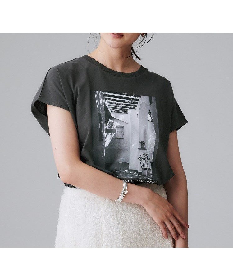 【アンタイトル/UNTITLED】の【コットン100/プリントロゴ】フォトTシャツ インテリア・キッズ・メンズ・レディースファッション・服の通販 founy(ファニー) ファッション Fashion レディースファッション Fashion for Women トップス・カットソー Cut & Sew Tops シャツ・ブラウス・オフィスカジュアル Elegant Blouses & Button-Ups ロングTシャツ・Tシャツ Longline T-Shirts & Tees おすすめ Recommended / Our Picks スマート Smart, Elegant スリーブ Sleeve, Long Sleeve / Short Sleeve デニム Denim, Jeans Material フレンチ French, French Style プリント Print, Printed Pattern リラックス Relax, Relaxed Fit 夏 Summer チャコールグレー|ID: prp329100004732193 ipo3291000000034455134