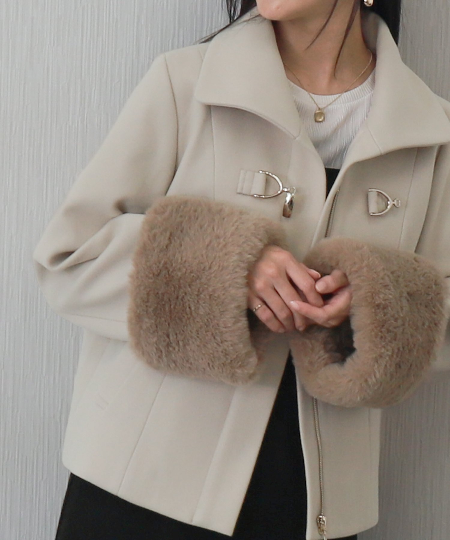 【リベルモア/libelle more】のビット付きファーショートコート インテリア・キッズ・メンズ・レディースファッション・服の通販 founy(ファニー) 　ファッション　Fashion　レディースファッション　Fashion for Women　アウター　Coat / Outerwear Collection　コート・ロングコート・ピーコート　Long Coats, Peacoats & More　オケージョン　Occasion Wear　ショート　Short, Short Length　シンプル　Simple, Minimal　デニム　Denim, Jeans Material　ハイネック　High Neck, Mock Neck　ポケット　Pocket, Pocket Detail　冬　Winter / This Winter　A/W・秋冬　Autumn/Winter　再入荷　Restock / Back in Stock　おすすめ　Recommended / Our Picks　エレガント 上品　Elegant　クリスマス X'mas　Christmas / X'mas　入学式　Entrance Ceremony　卒業式　Graduation Ceremony　ビジネス 仕事 通勤　Business / Work / Commuting　結婚式　Wedding　ベージュ|ID: prp329100004732236 ipo3291000000034499530