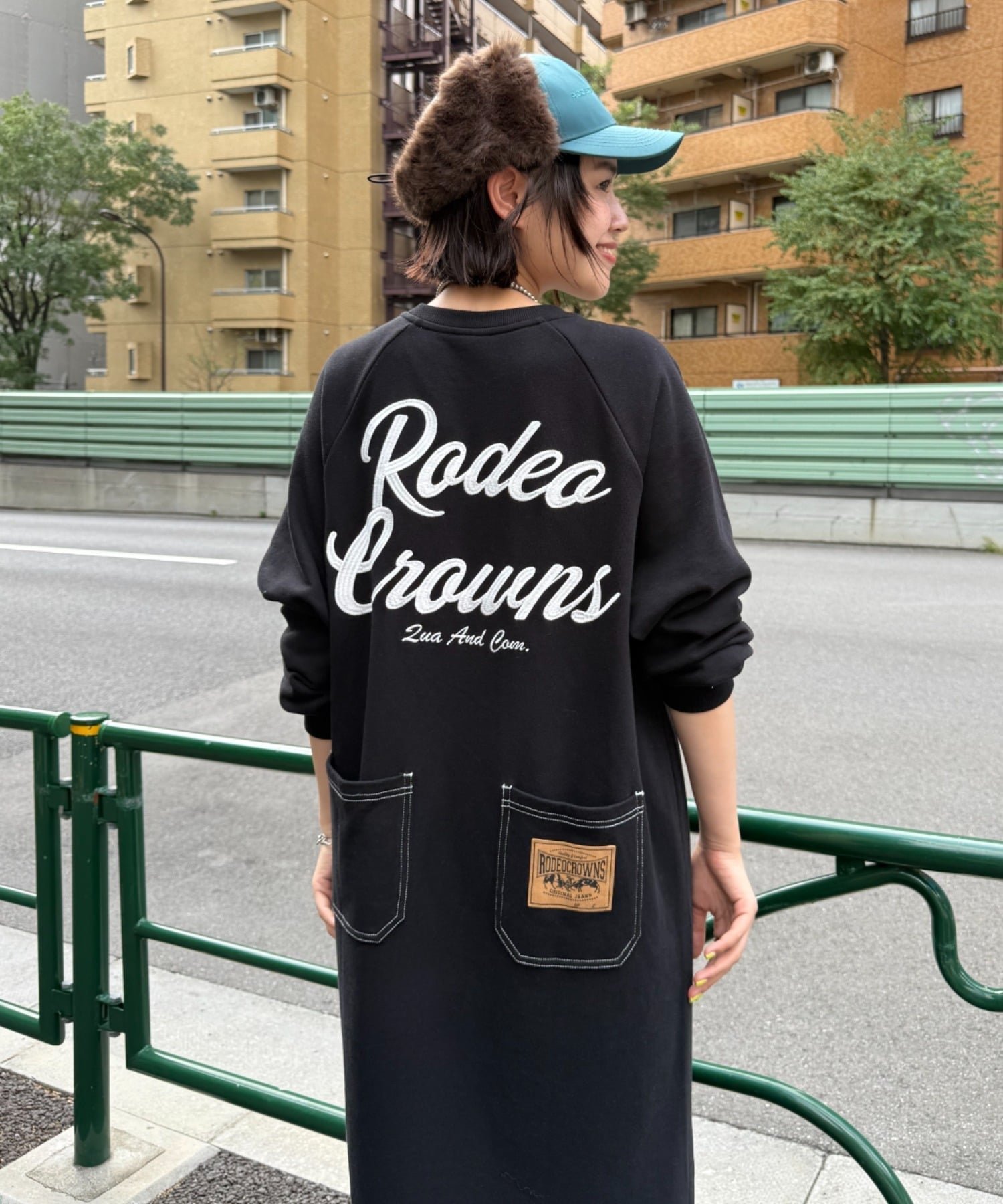【ロデオクラウンズワイドボウル/RODEO CROWNS WIDE BOWL】のラグランカラーステッチワンピース インテリア・キッズ・メンズ・レディースファッション・服の通販 founy(ファニー) 　ファッション　Fashion　レディースファッション　Fashion for Women　ワンピース　Dresses　おすすめ　Recommended / Our Picks　ショート　Short, Short Length　スニーカー　Sneakers, Trainers　スリット　Slit, Slit Detail　パッチ　Patch, Appliqué　プリント　Print, Printed Pattern　今季　This Season, Current Season　BLK|ID: prp329100004732426 ipo3291000000034609565