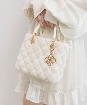 【ランダ/RANDA】の2WAY ファーキルティングハンドバッグ 人気、トレンドファッション・服の通販 founy(ファニー) ファッション Fashion レディースファッション Fashion for Women バッグ Bags キルティング Quilted, Quilting ショルダー Shoulder, Shoulder Strap チャーム Charm, Pendant ハンカチ Handkerchief, Hanky ポケット Pocket, Pocket Detail ポーチ Pouch, Small Case リップ Lip, Lip Motif ワンポイント One Point, Statement Accent エレガント 上品 Elegant A/W・秋冬 Autumn/Winter 財布 Wallet, Purse |ID:prp329100004732648