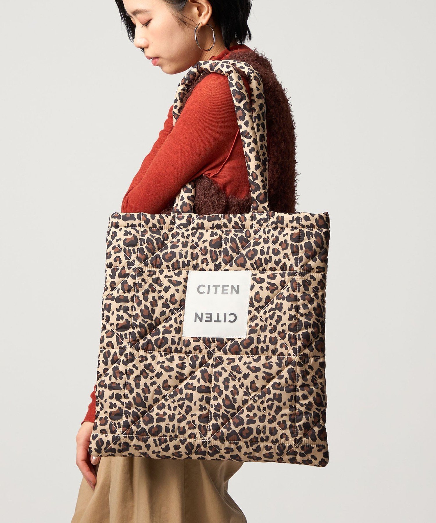 【シテン/CITEN】のCITEN CITEN パデッド トートバッグ インテリア・キッズ・メンズ・レディースファッション・服の通販 founy(ファニー) 　ファッション　Fashion　レディースファッション　Fashion for Women　バッグ　Bags　キルティング　Quilted, Quilting　トライアングル　Triangle, Triangular Shape　フィット　Fit, Slim Fit　ポケット　Pocket, Pocket Detail　モコモコ　Fuzzy, Fluffy　A/W・秋冬　Autumn/Winter　おすすめ　Recommended / Our Picks　その他5|ID: prp329100004732680 ipo3291000000034456306