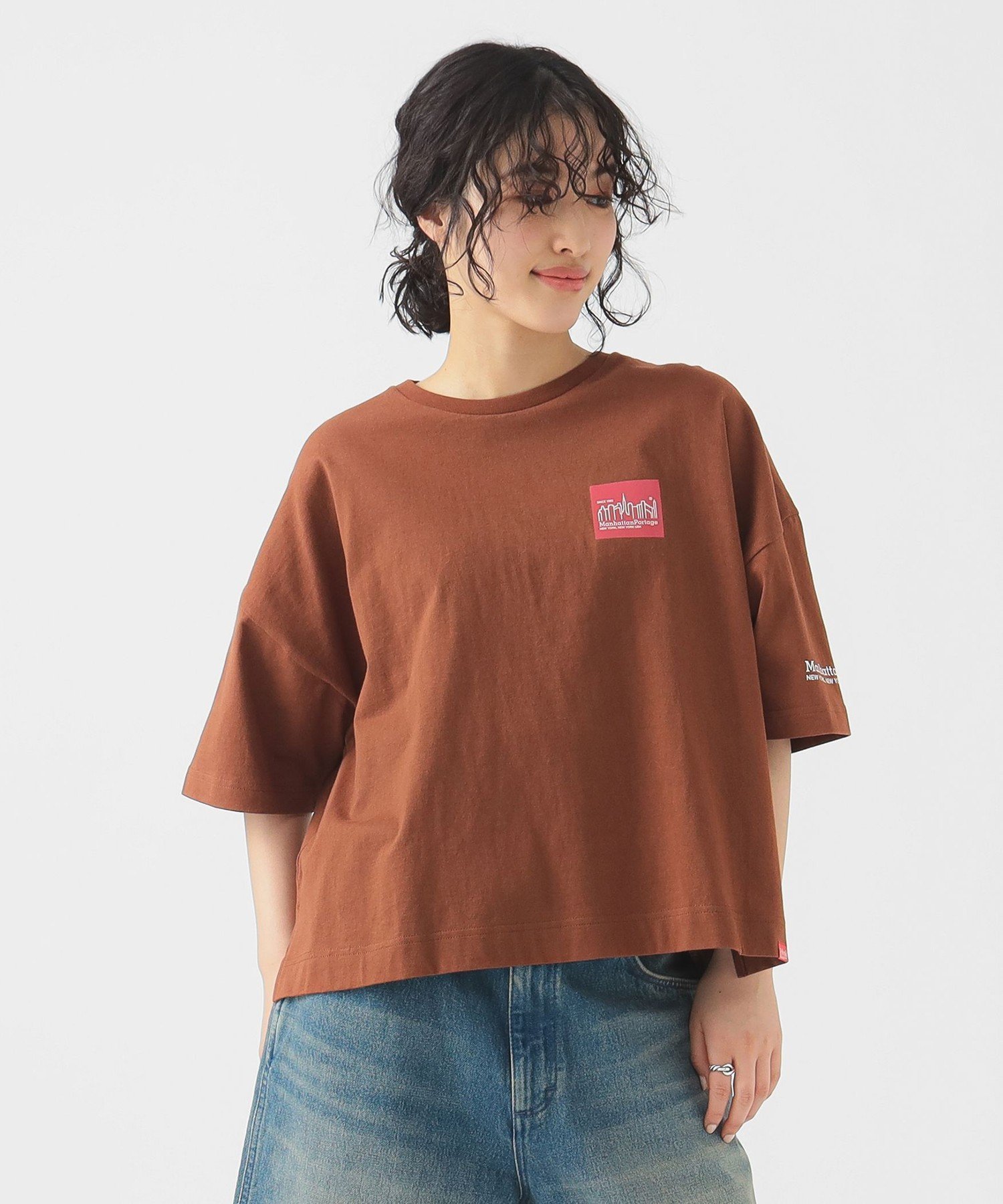 【ビーミングライフストアバイビームス/B:MING LIFE STORE by BEAMS】の【10/2新規値下げ】Manhattan Portage / ショートスリーブ プリント Tシャツ 25AW 秋まで使える インテリア・キッズ・メンズ・レディースファッション・服の通販 founy(ファニー) 　ファッション　Fashion　レディースファッション　Fashion for Women　トップス・カットソー　Cut & Sew Tops　シャツ・ブラウス・オフィスカジュアル　Elegant Blouses & Button-Ups　ロングTシャツ・Tシャツ　Longline T-Shirts & Tees　キャップ&ハット　Hats & Caps　秋　Autumn　ショート　Short, Short Length　スリーブ　Sleeve, Long Sleeve / Short Sleeve　ニューヨーク　New York, NYC Style　プリント　Print, Printed Pattern　ベーシック　Basic, Essential　ボックス　Boxy, Box Shape　再入荷　Restock / Back in Stock　おすすめ　Recommended / Our Picks　2025年　2025　2025-2026秋冬・A/W　Autumn/Winter 2025–26 AW25–26　BROWN|ID: prp329100004733259 ipo3291000000034191442