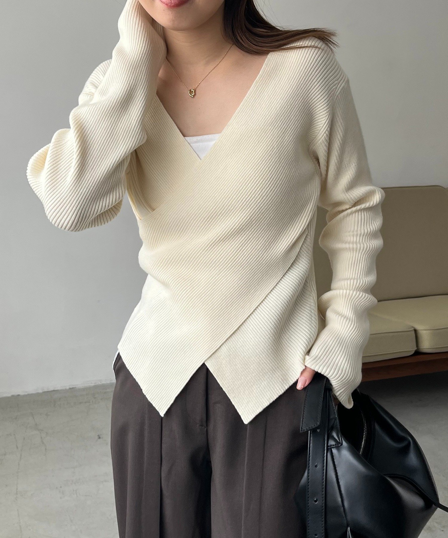 【カプリシューレマージュ/CAPRICIEUX LEMAGE】の【華奢見えが叶う】クロスVネックニット インテリア・キッズ・メンズ・レディースファッション・服の通販 founy(ファニー) ファッション Fashion レディースファッション Fashion for Women トップス・カットソー Cut & Sew Tops ニット Knit Tops & Sweaters Vネックトップス V-Neck Tops / V-Cut Neckline Shirts おすすめ Recommended / Our Picks デニム Denim, Jeans Material ボトム Bottoms, Lower Wear マキシ Maxi, Full Length ワイド Wide, Wide Fit アイボリー|ID: prp329100004733292 ipo3291000000034470182