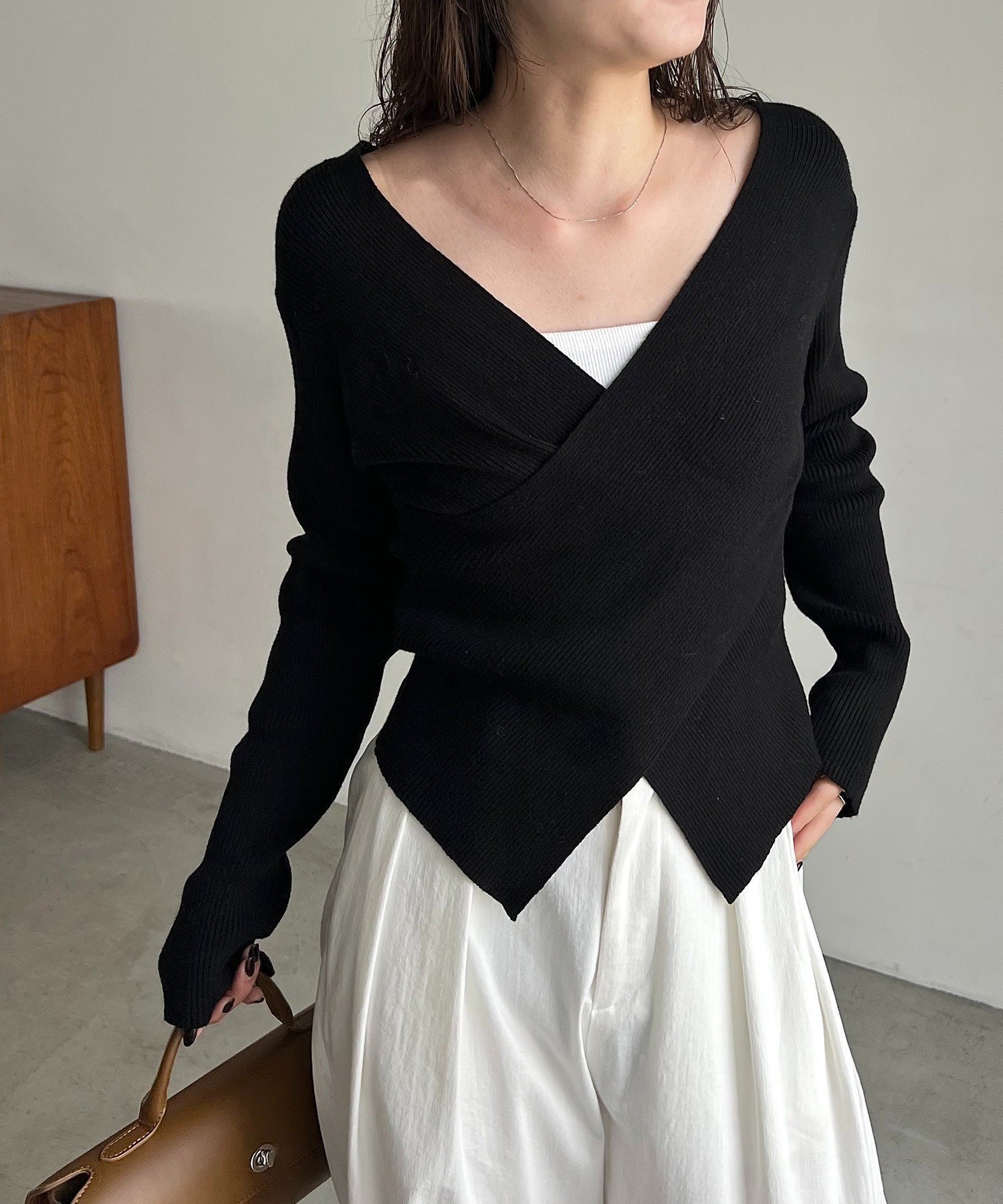 【カプリシューレマージュ/CAPRICIEUX LEMAGE】の【華奢見えが叶う】クロスVネックニット インテリア・キッズ・メンズ・レディースファッション・服の通販 founy(ファニー) ファッション Fashion レディースファッション Fashion for Women トップス・カットソー Cut & Sew Tops ニット Knit Tops & Sweaters Vネックトップス V-Neck Tops / V-Cut Neckline Shirts おすすめ Recommended / Our Picks デニム Denim, Jeans Material ボトム Bottoms, Lower Wear マキシ Maxi, Full Length ワイド Wide, Wide Fit ブラック|ID: prp329100004733292 ipo3291000000034470183