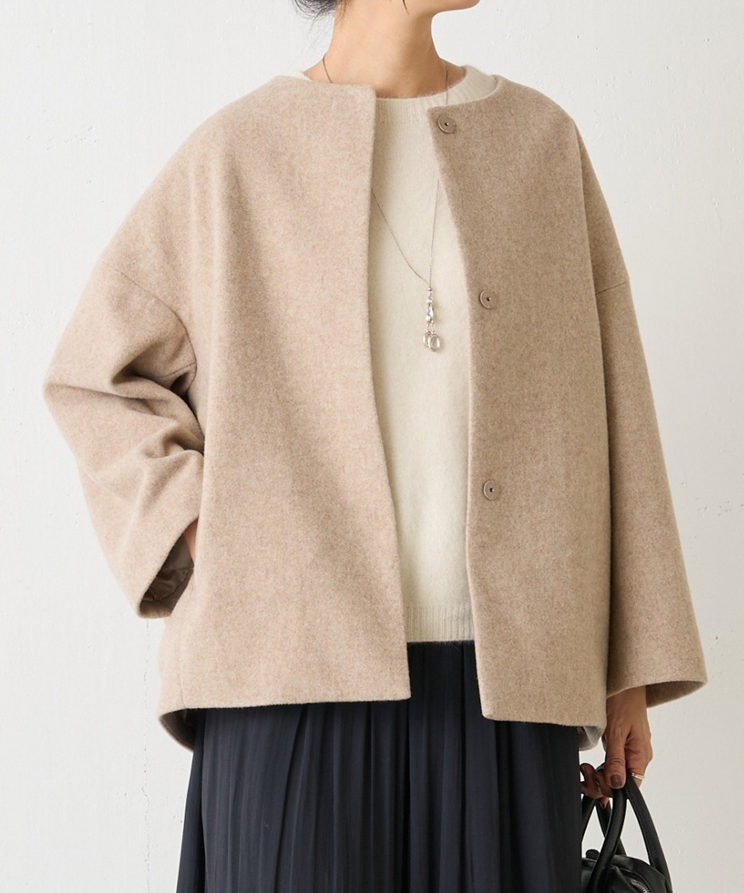 【ビアズリー/BEARDSLEY】の後ろぷっくりウールショートコート インテリア・キッズ・メンズ・レディースファッション・服の通販 founy(ファニー) 　ファッション　Fashion　レディースファッション　Fashion for Women　アウター　Coat / Outerwear Collection　コート・ロングコート・ピーコート　Long Coats, Peacoats & More　ストール　Stole, Wrap　タートル　Turtleneck, Turtle Collar　ポケット　Pocket, Pocket Detail　A/W・秋冬　Autumn/Winter　再入荷　Restock / Back in Stock　おすすめ　Recommended / Our Picks　ベージュ|ID: prp329100004733403 ipo3291000000034631731