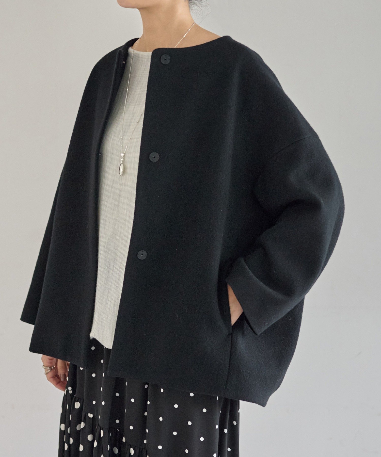 【ビアズリー/BEARDSLEY】の後ろぷっくりウールショートコート インテリア・キッズ・メンズ・レディースファッション・服の通販 founy(ファニー) 　ファッション　Fashion　レディースファッション　Fashion for Women　アウター　Coat / Outerwear Collection　コート・ロングコート・ピーコート　Long Coats, Peacoats & More　ストール　Stole, Wrap　タートル　Turtleneck, Turtle Collar　ポケット　Pocket, Pocket Detail　A/W・秋冬　Autumn/Winter　再入荷　Restock / Back in Stock　おすすめ　Recommended / Our Picks　ブラック|ID: prp329100004733403 ipo3291000000034631735