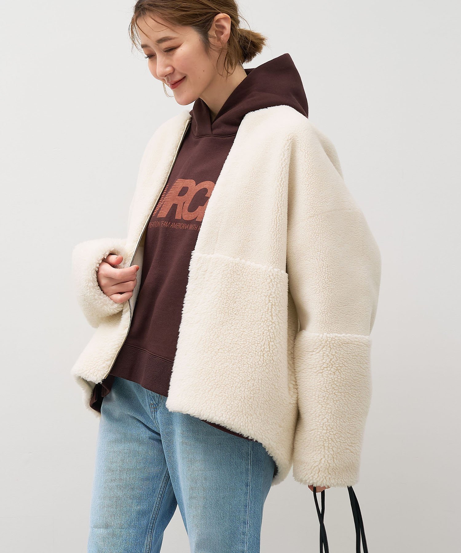 【マイカ ディール/MICA & DEAL】のリバーシブルノーカラーボアコート インテリア・キッズ・メンズ・レディースファッション・服の通販 founy(ファニー) 　ファッション　Fashion　レディースファッション　Fashion for Women　アウター　Coat / Outerwear Collection　コート・ロングコート・ピーコート　Long Coats, Peacoats & More　ダウン　Down, Puffer　デニム　Denim, Jeans Material　パーカー　Hoodie, Parka　フェイクムートン　Faux Shearling, Faux Mouton　ポケット　Pocket, Pocket Detail　ムートン　Shearling, Mouton　リバーシブル　Reversible, Two-Sided　リラックス　Relax, Relaxed Fit　OFF WHITE|ID: prp329100004733451 ipo3291000000034289861