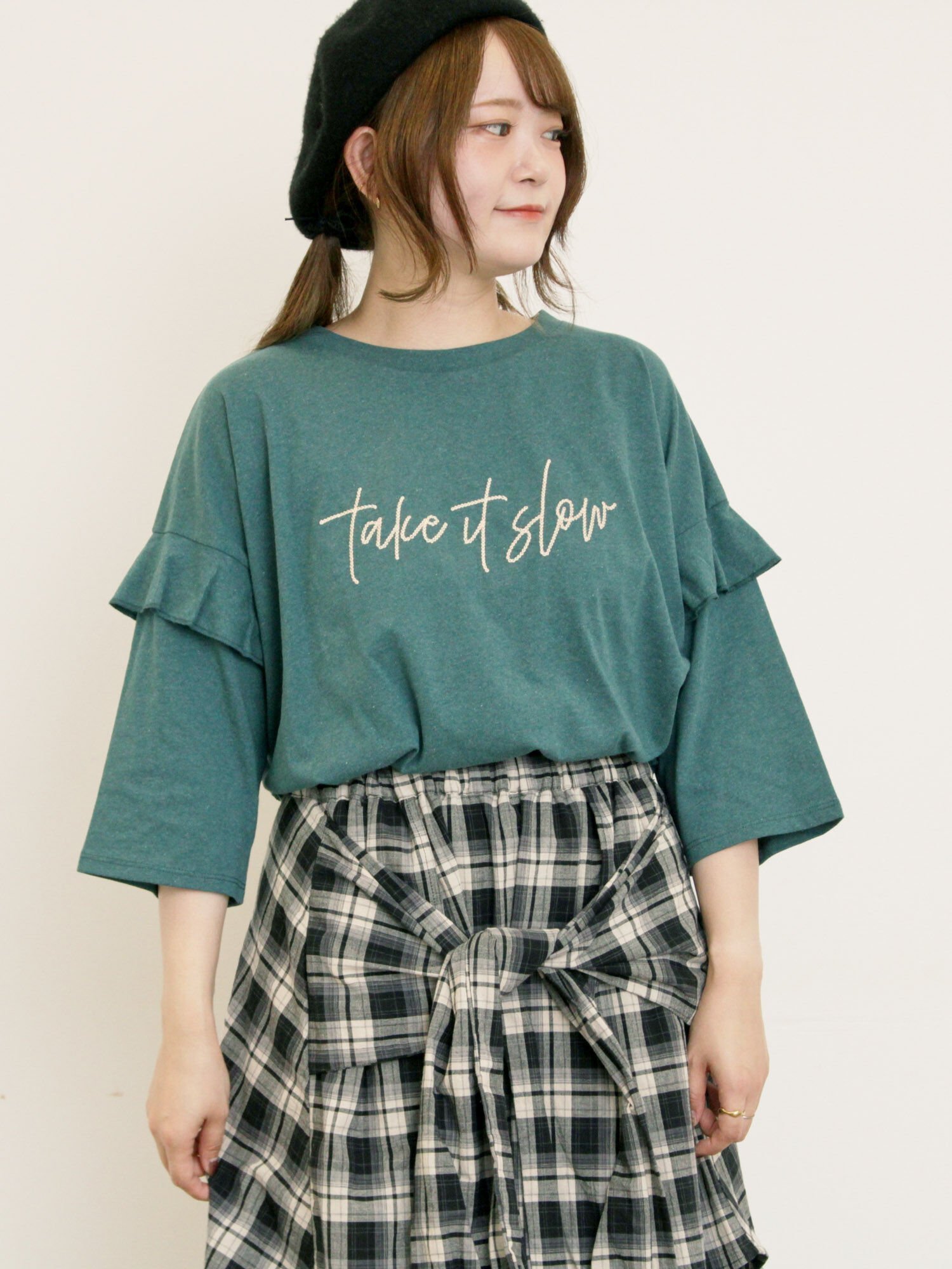【サマンサモスモス/Samansa Mos2】の接触冷感 袖フリルロゴ刺繍Tシャツ インテリア・キッズ・メンズ・レディースファッション・服の通販 founy(ファニー) 　ファッション　Fashion　レディースファッション　Fashion for Women　トップス・カットソー　Cut & Sew Tops　シャツ・ブラウス・オフィスカジュアル　Elegant Blouses & Button-Ups　ロングTシャツ・Tシャツ　Longline T-Shirts & Tees　フリル　Frill, Ruffle　フロント　Front, Front Design　ワンポイント　One Point, Statement Accent　グリーン|ID: prp329100004733460 ipo3291000000034274936