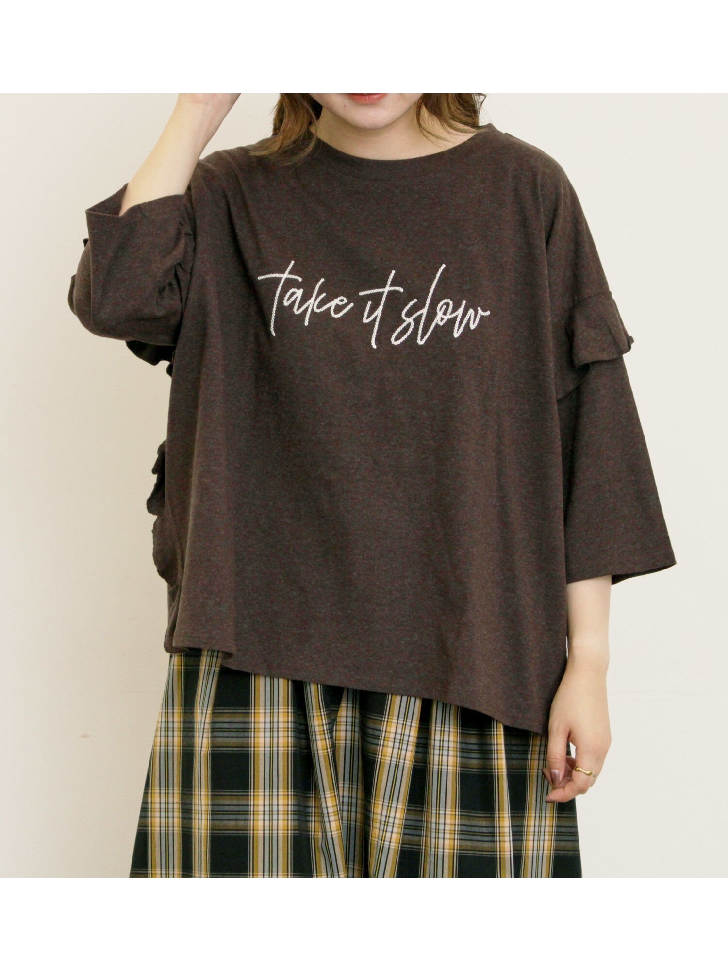 【サマンサモスモス/Samansa Mos2】の接触冷感 袖フリルロゴ刺繍Tシャツ インテリア・キッズ・メンズ・レディースファッション・服の通販 founy(ファニー) 　ファッション　Fashion　レディースファッション　Fashion for Women　トップス・カットソー　Cut & Sew Tops　シャツ・ブラウス・オフィスカジュアル　Elegant Blouses & Button-Ups　ロングTシャツ・Tシャツ　Longline T-Shirts & Tees　フリル　Frill, Ruffle　フロント　Front, Front Design　ワンポイント　One Point, Statement Accent　ダークブラウン|ID: prp329100004733460 ipo3291000000034274940