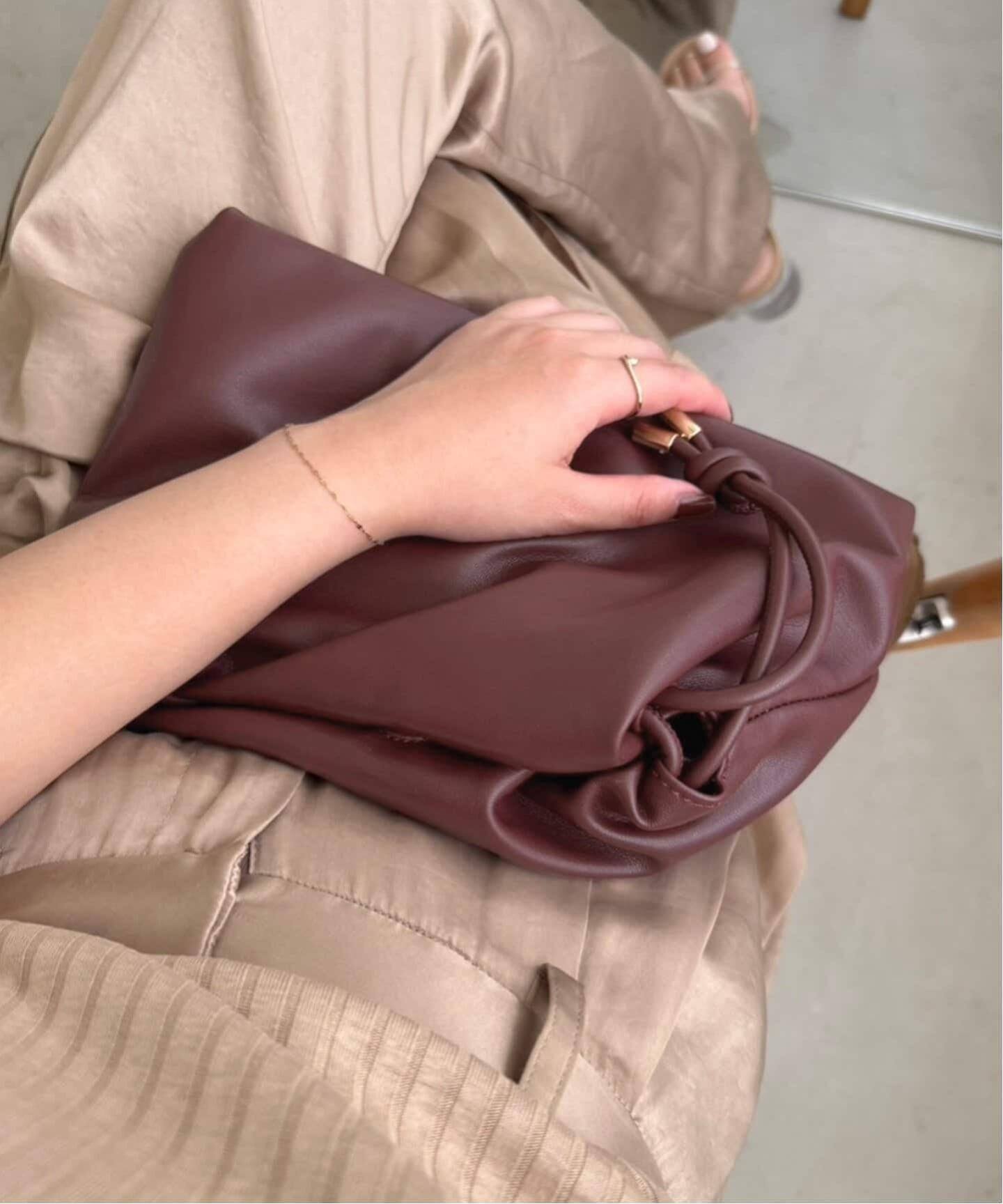 【スローブ イエナ/SLOBE IENA】の《追加3》SLOBE 3WAY スムース巾着バッグ インテリア・キッズ・メンズ・レディースファッション・服の通販 founy(ファニー)  ファッション Fashion レディースファッション Fashion for Women バッグ Bags 2025年 2025 2025-2026秋冬・A/W Autumn/Winter 2025–26 AW25–26 クラッチ Clutch, Clutch Bag ショルダー Shoulder, Shoulder Strap スマート Smart, Elegant トレンド Trend, Trending Now ハンド Hand, Handmade フェミニン Feminine, Girly フォルム Silhouette, Form ベーシック Basic, Essential 人気 Popular, Best Seller 巾着 Drawstring Bag, Kinchaku 軽量 Lightweight, Ultra Light ボルドー|ID: prp329100004733915 ipo3291000000034395770