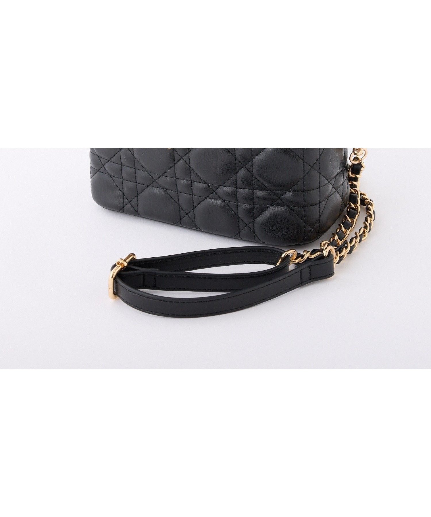 【ナイスクラップ/NICE CLAUP】の【新色追加】チャーム付きキルティングバニティバッグ インテリア・キッズ・メンズ・レディースファッション・服の通販 founy(ファニー) 　ファッション　Fashion　レディースファッション　Fashion for Women　バッグ　Bags　2025年　2025　2025-2026秋冬・A/W　Autumn/Winter 2025–26 AW25–26　ガーリー　Girly, Feminine Style　シンプル　Simple, Minimal　チャーム　Charm, Pendant　ツイード　Twill, Twill Weave　ベーシック　Basic, Essential　ポケット　Pocket, Pocket Detail　ブラック|ID: prp329100004733970 ipo3291000000034601424