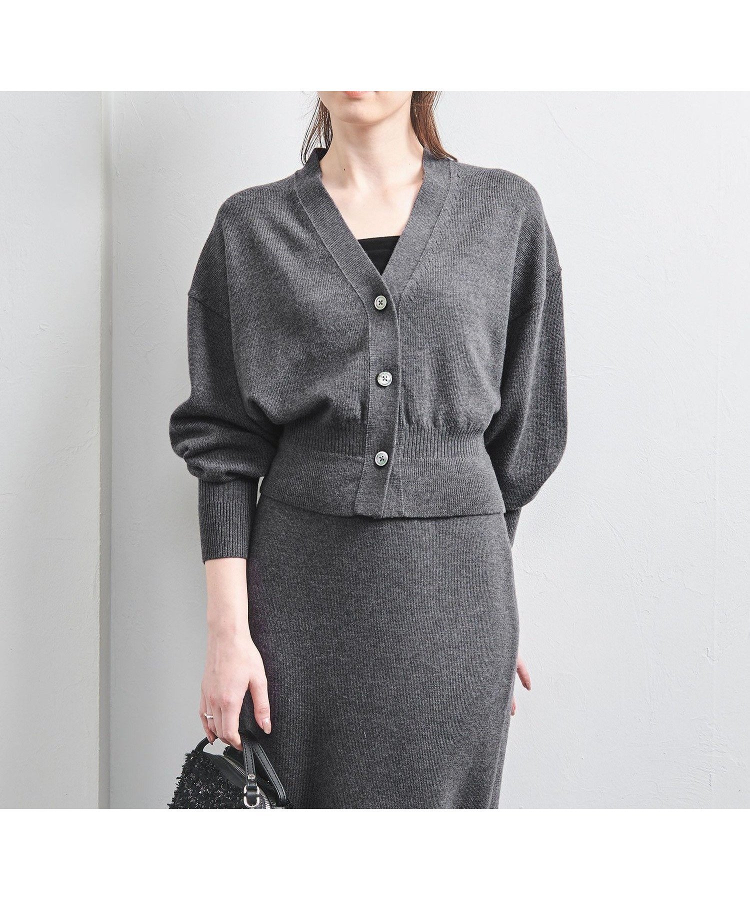 【ユナイテッドアローズ/UNITED ARROWS】のウール ショート Vネックカーディガン 人気、トレンドファッション・服の通販 founy(ファニー) 　ファッション　Fashion　レディースファッション　Fashion for Women　トップス・カットソー　Cut & Sew Tops　カーディガン・羽織り　Layered Style Cardigans　Vネックトップス　V-Neck Tops / V-Cut Neckline Shirts　イタリア　Italy　カーディガン　Cardigan, Knitwear　ショルダー　Shoulder, Shoulder Strap　ショート　Short, Short Length　ドロップ　Drop Shoulder, Dropped Style　なめらか　Smooth, Silky Texture　バランス　Balance, Style Balance　リラックス　Relax, Relaxed Fit　アウトレット　Outlet / Clearance　おすすめ　Recommended / Our Picks　 other-1|ID: prp329100004734160 ipo3291000000034540612