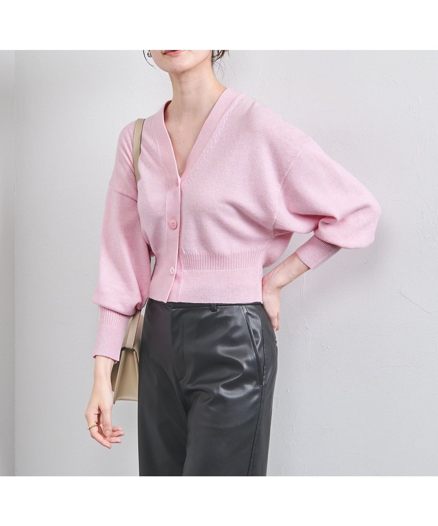 【ユナイテッドアローズ/UNITED ARROWS】のウール ショート Vネックカーディガン インテリア・キッズ・メンズ・レディースファッション・服の通販 founy(ファニー) 　ファッション　Fashion　レディースファッション　Fashion for Women　トップス・カットソー　Cut & Sew Tops　カーディガン・羽織り　Layered Style Cardigans　Vネックトップス　V-Neck Tops / V-Cut Neckline Shirts　イタリア　Italy　カーディガン　Cardigan, Knitwear　ショルダー　Shoulder, Shoulder Strap　ショート　Short, Short Length　ドロップ　Drop Shoulder, Dropped Style　なめらか　Smooth, Silky Texture　バランス　Balance, Style Balance　リラックス　Relax, Relaxed Fit　アウトレット　Outlet / Clearance　おすすめ　Recommended / Our Picks　LT.PINK|ID: prp329100004734160 ipo3291000000034540615