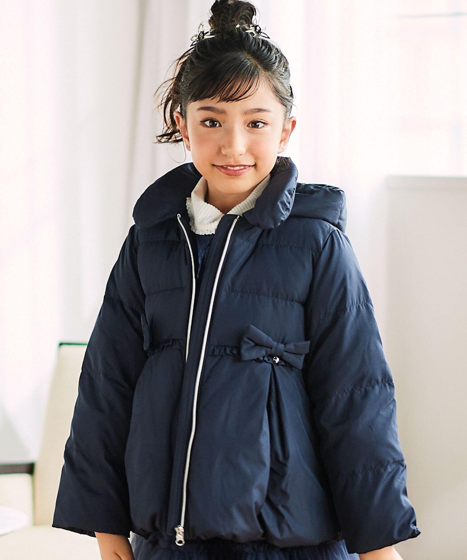 【ベベ オンライン ストア/BEBE ONLINE STORE / KIDS】のフード付き腰リボンペプラムダウンコート(90~130cm) インテリア・キッズ・メンズ・レディースファッション・服の通販 founy(ファニー) 　ファッション　Fashion　キッズファッション　Fashion for Kids　秋　Autumn　スマート　Smart, Elegant　タフタ　Taffeta, Structured Fabric　ダウン　Down, Puffer　チェック　Check, Plaid, Tartan　チャーム　Charm, Pendant　フレンチ　French, French Style　ペプラム　Peplum, Flared Hem　ミックス　Mix, Mixed Style　モチーフ　Motif, Design Theme　リボン　Ribbon, Bow　ループ　Loop, Loop Knit　A/W・秋冬　Autumn/Winter　エレガント 上品　Elegant　2025年　2025　2025-2026秋冬・A/W　Autumn/Winter 2025–26 AW25–26　ネイビー|ID: prp329100004734175 ipo3291000000034866990