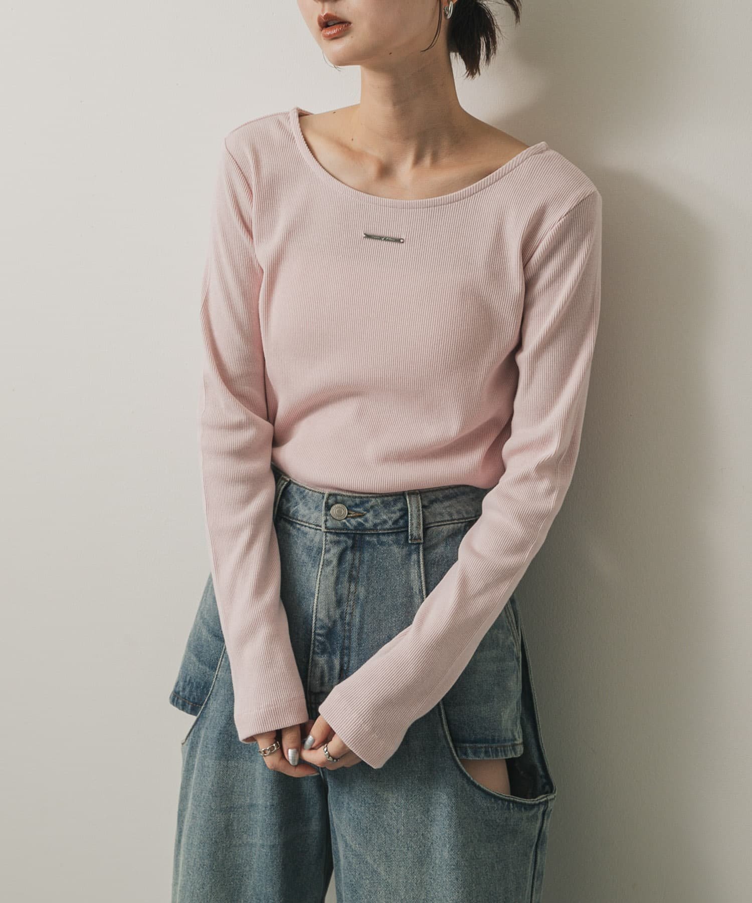 【センスオブプレイス/SENSE OF PLACE by URBAN RESEARCH】のプレートツキバレエネックトップ インテリア・キッズ・メンズ・レディースファッション・服の通販 founy(ファニー) 　ファッション　Fashion　レディースファッション　Fashion for Women　2025年　2025　2025-2026秋冬・A/W　Autumn/Winter 2025–26 AW25–26　冬　Winter / This Winter　おすすめ　Recommended / Our Picks　インナー　Innerwear　スウェット / スエット　Sweatshirt, Sweatwear　デコルテ　Décolleté, Neckline　トレンド　Trend, Trending Now　フロント　Front, Front Design　プレート　Plate, Dish　メタル　Metal, Metal Parts　A/W・秋冬　Autumn/Winter　PINK|ID: prp329100004734831 ipo3291000000034244237