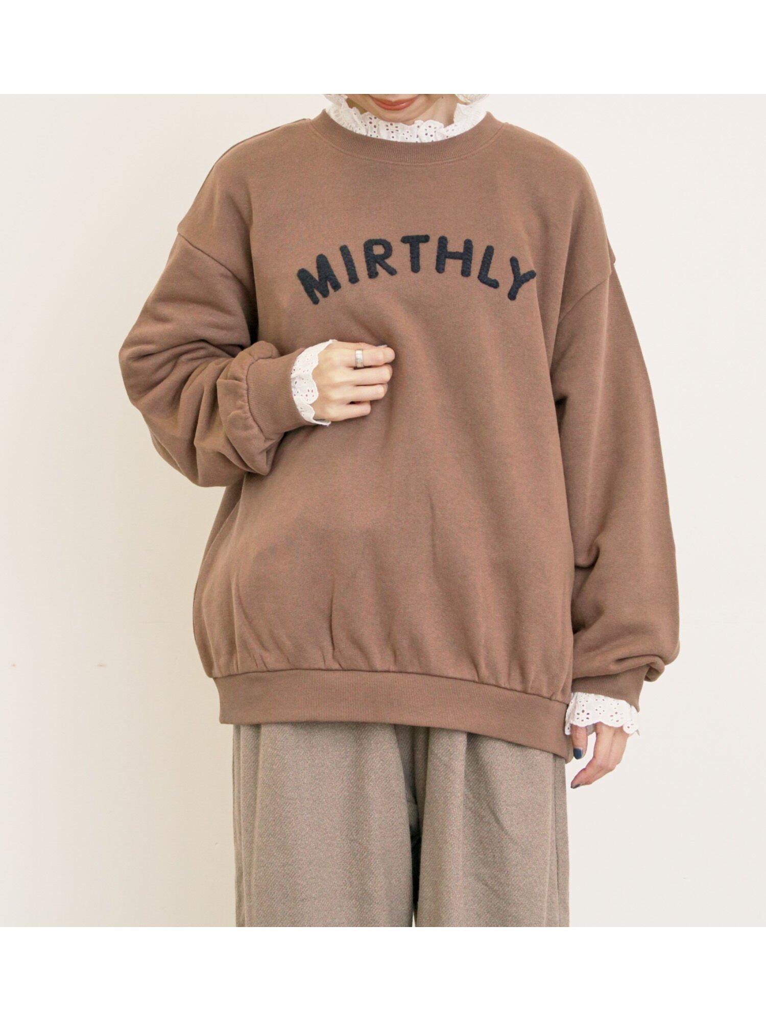 【サマンサモスモス/Samansa Mos2】の飛び裏毛ざっくり刺繍ロゴスウェット インテリア・キッズ・メンズ・レディースファッション・服の通販 founy(ファニー) 　ファッション　Fashion　レディースファッション　Fashion for Women　トップス・カットソー　Cut & Sew Tops　レディースパーカー・カジュアルフーディー　Casual Hoodies & Sweatshirts　スウェット・クルーネックトップス　Sweatshirts & Crewnecks / Relaxed Fit Sweat Tops　デニム　Denim, Jeans Material　ブラウン|ID: prp329100004734913 ipo3291000000034791514